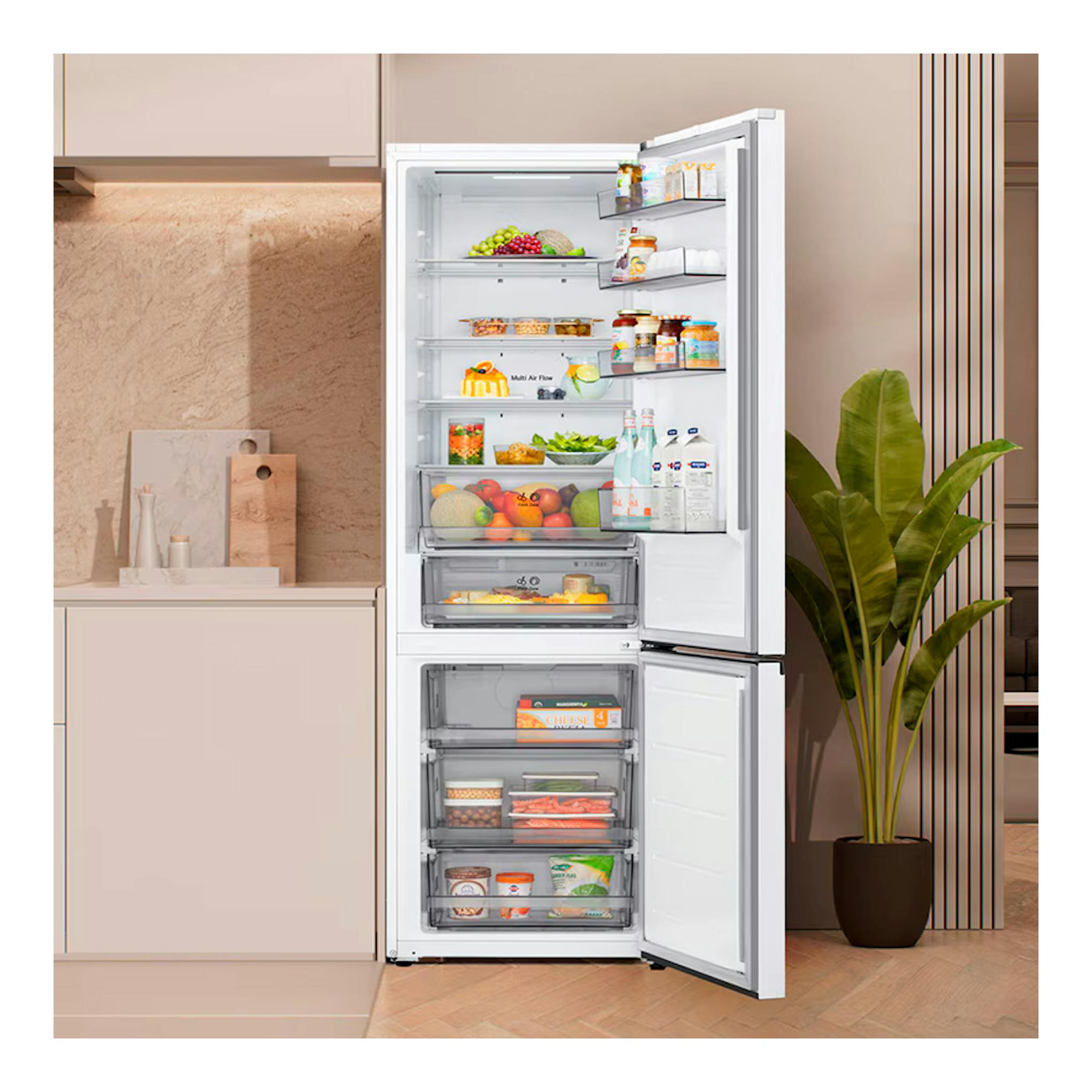 Frigorífico combi LG blanco, vista frontal con puertas abiertas y baldas llenas de alimentos.