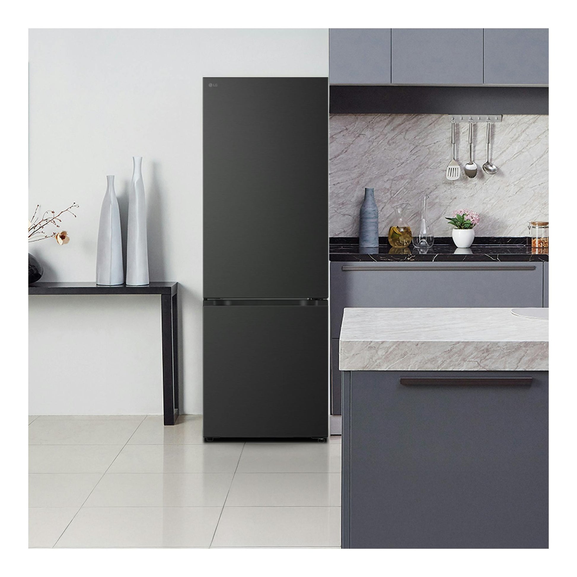 Frigorífico combi LG GBBW726CEV negro, vista frontal en una cocina moderna.
