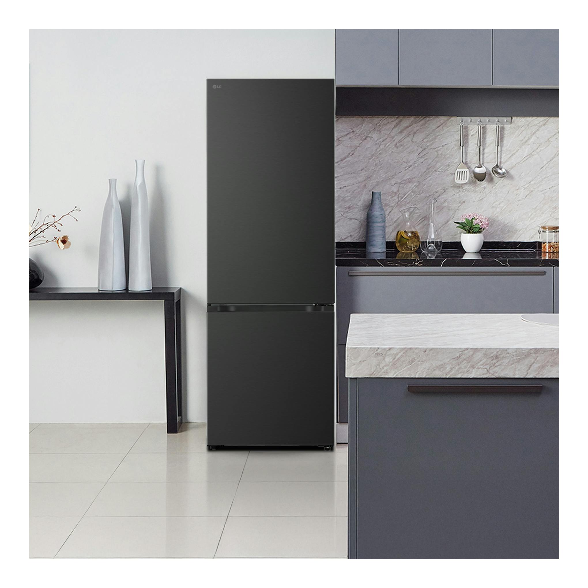 Frigorífico combi LG GBBW726CEV negro, vista frontal en una cocina moderna.