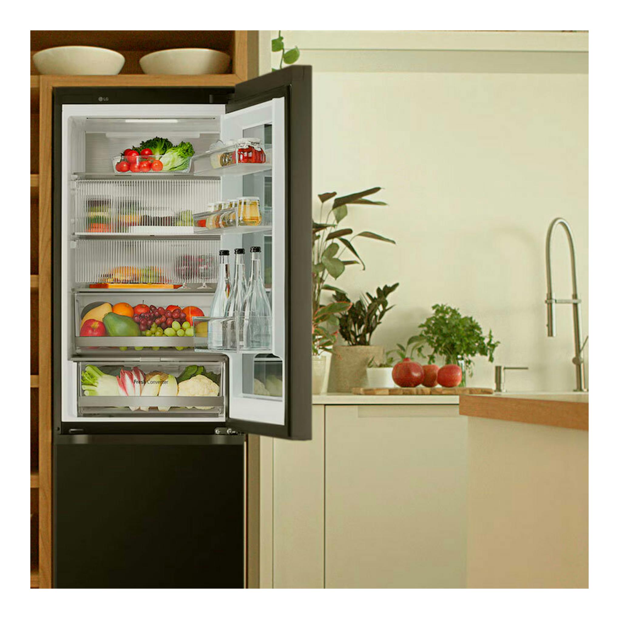 Frigorífico combi LG GBG5160CEV en acero negro, vista frontal tres cuartos, con la puerta abierta.