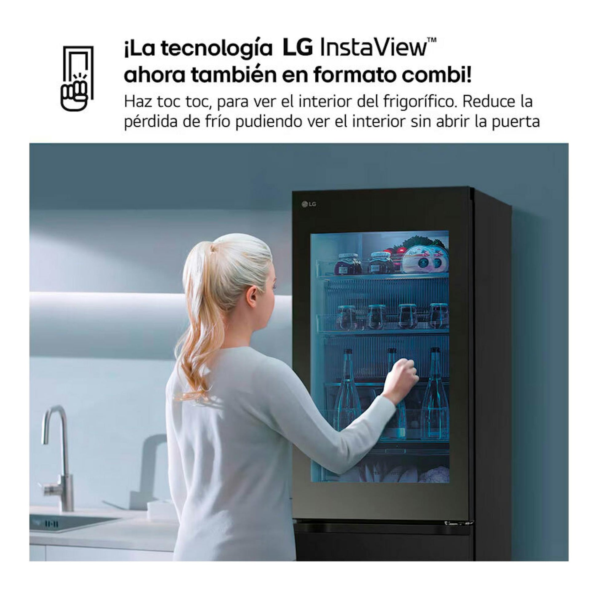 Frigorífico combi LG InstaView negro, vista frontal, con una mujer tocando la puerta transparente.