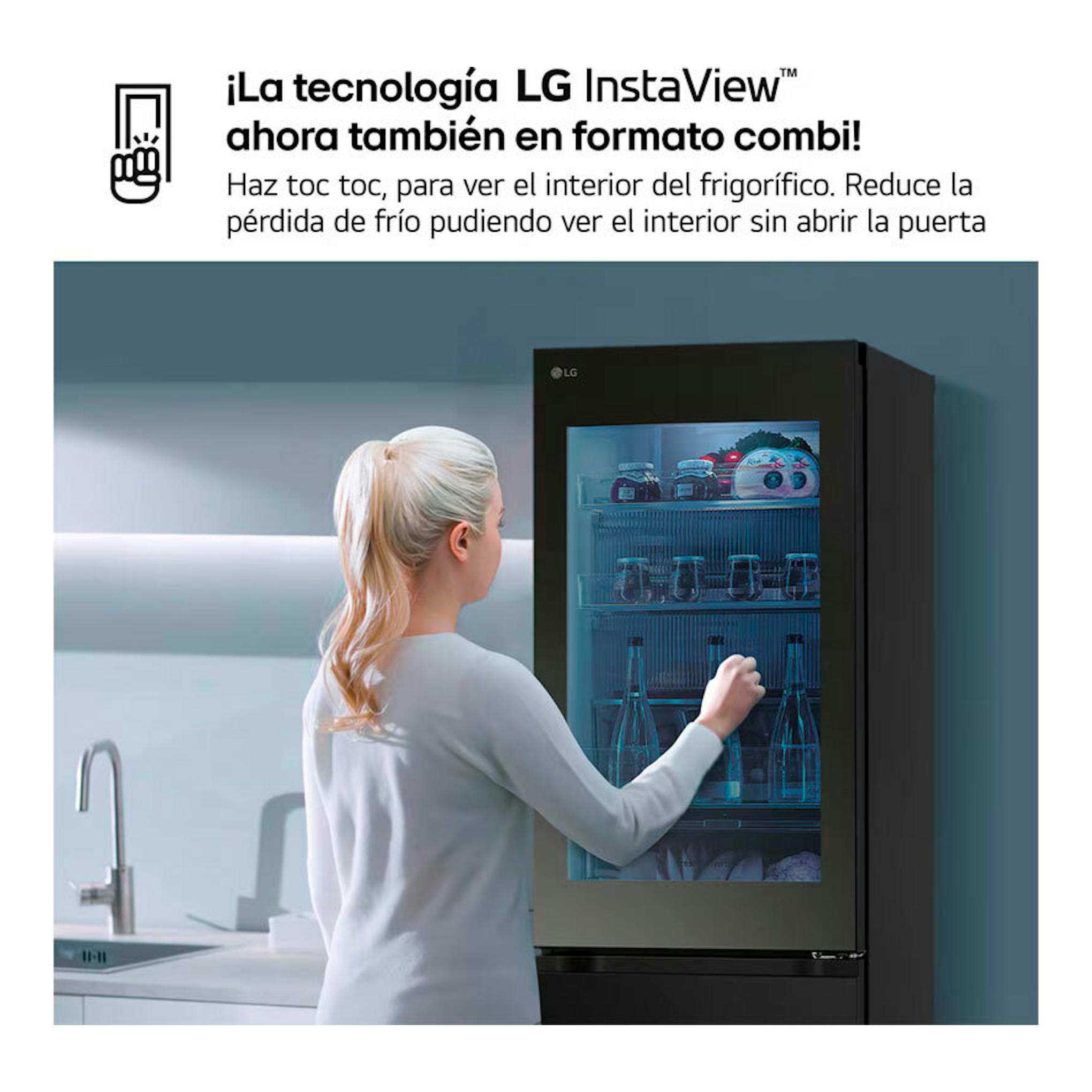 Frigorífico combi LG InstaView negro, vista frontal, con una mujer tocando la puerta transparente.
