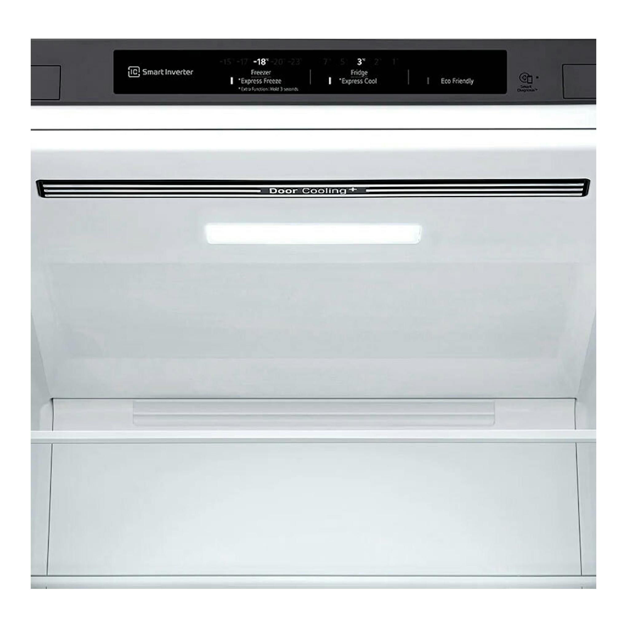 Interior de frigorífico combi LG GBP62DSNGN inox, vista frontal del panel superior y Door Cooling+.