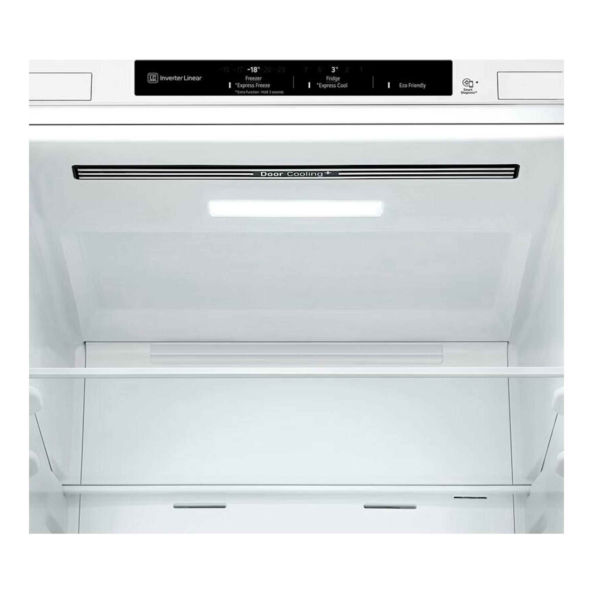 Interior de frigorífico combi LG GBV21NCDSW blanco, con panel superior y balda, vista frontal.