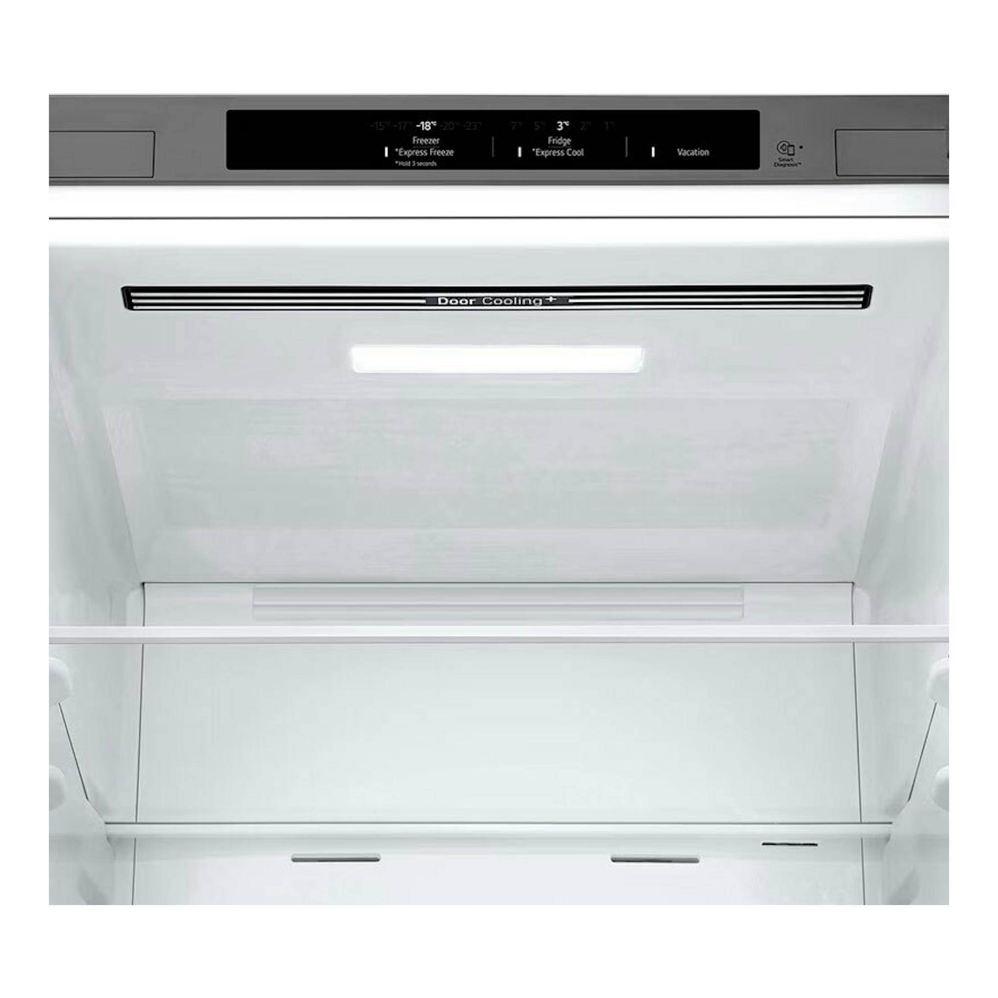 Interior de frigorífico combi LG GBV3100APY inox, vista frontal del compartimento con balda y luz.