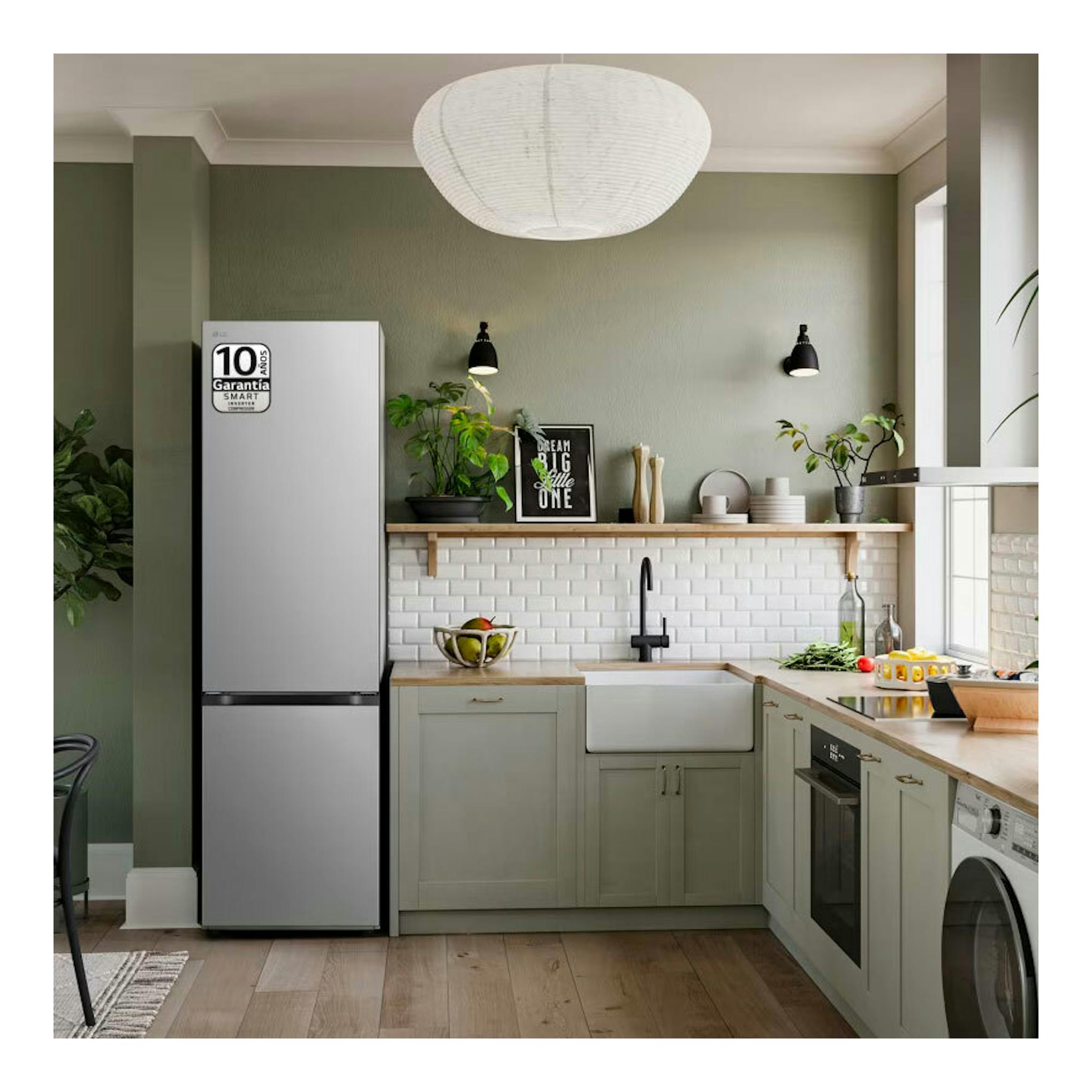 Frigorífico combi LG GBV3200CPY inox, vista frontal en cocina, con congelador inferior y puerta plateada.