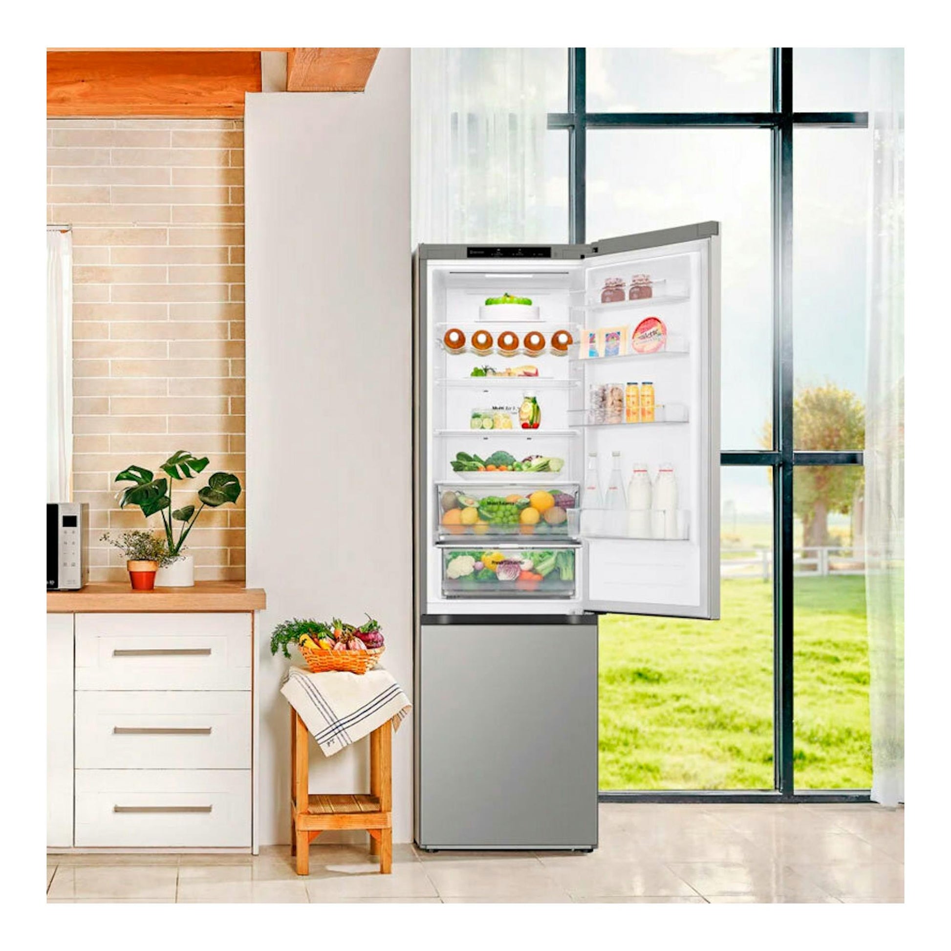 Frigorífico combi LG GBV3200CPY inox, vista frontal con la puerta abierta en una cocina.