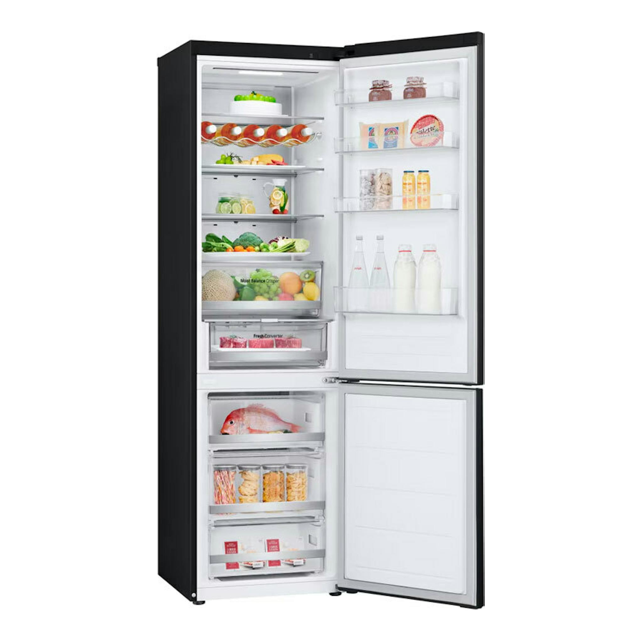 Frigorífico combi LG GBV5250DEP negro, vista frontal con puertas abiertas y alimentos en estantes.