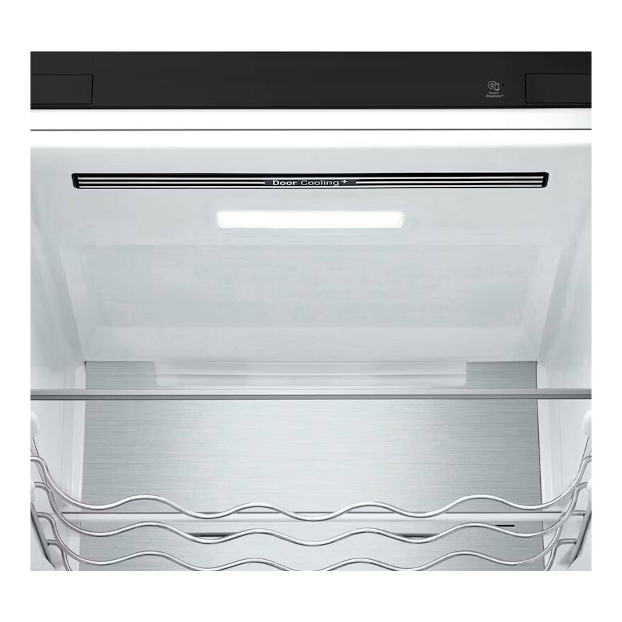 Interior de frigorífico combi LG GBV5250DEP negro, con balda para botellas y luz LED, vista frontal.