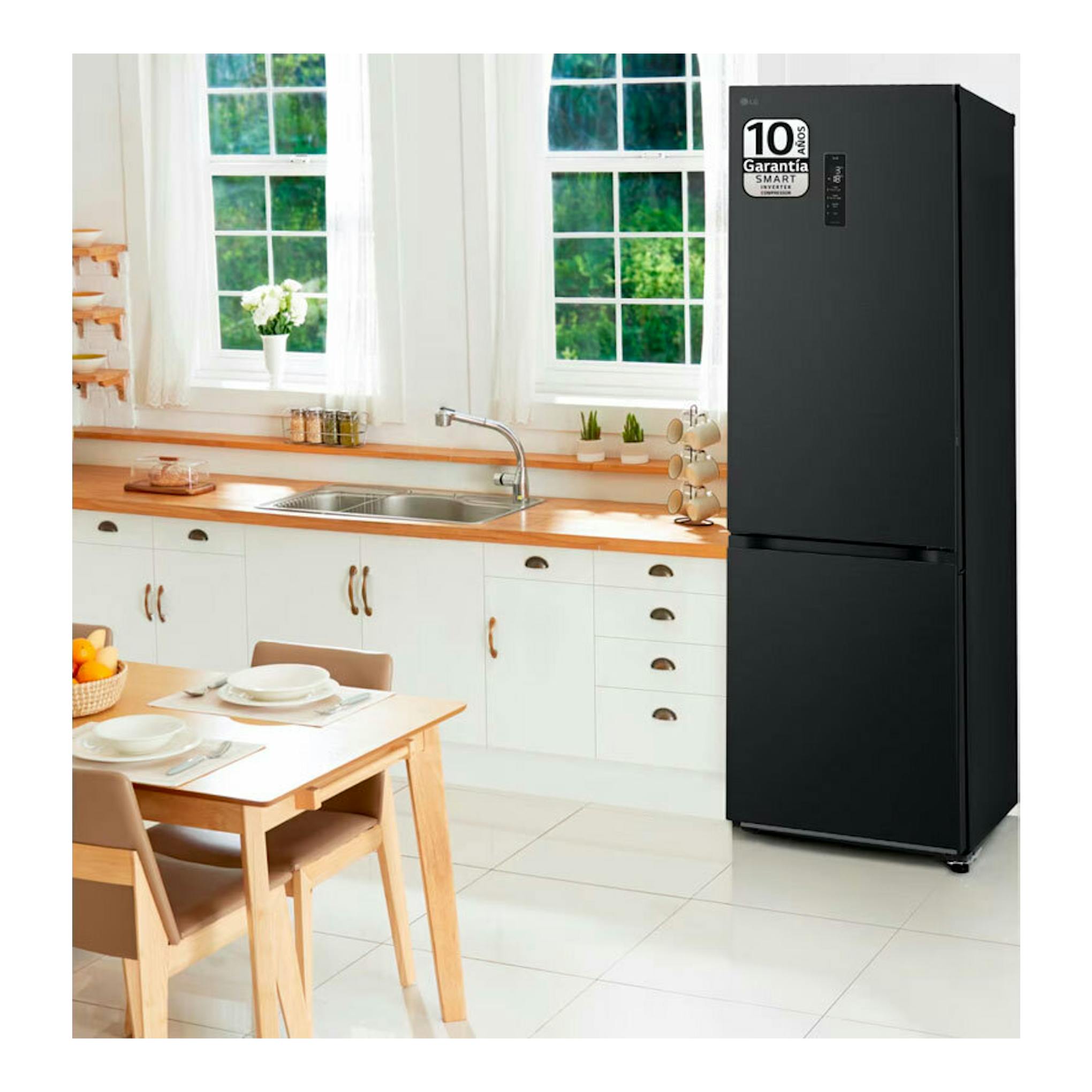 Frigorífico combi LG GBV5250DEP negro, vista frontal en cocina luminosa.