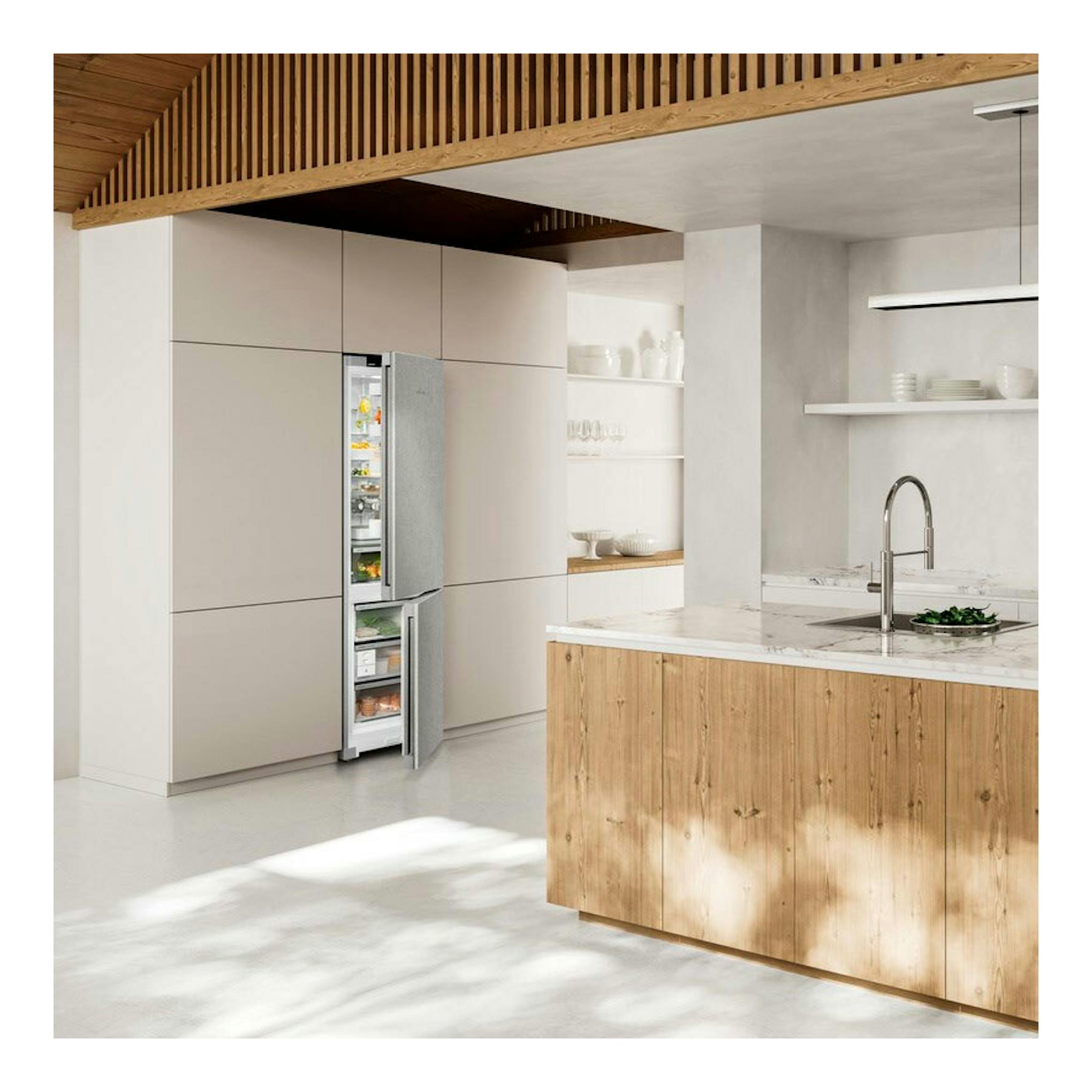 Frigorífico combi Liebherr CNsfd 5723-20 en inox, vista frontal, integrado en cocina moderna con puertas abiertas.