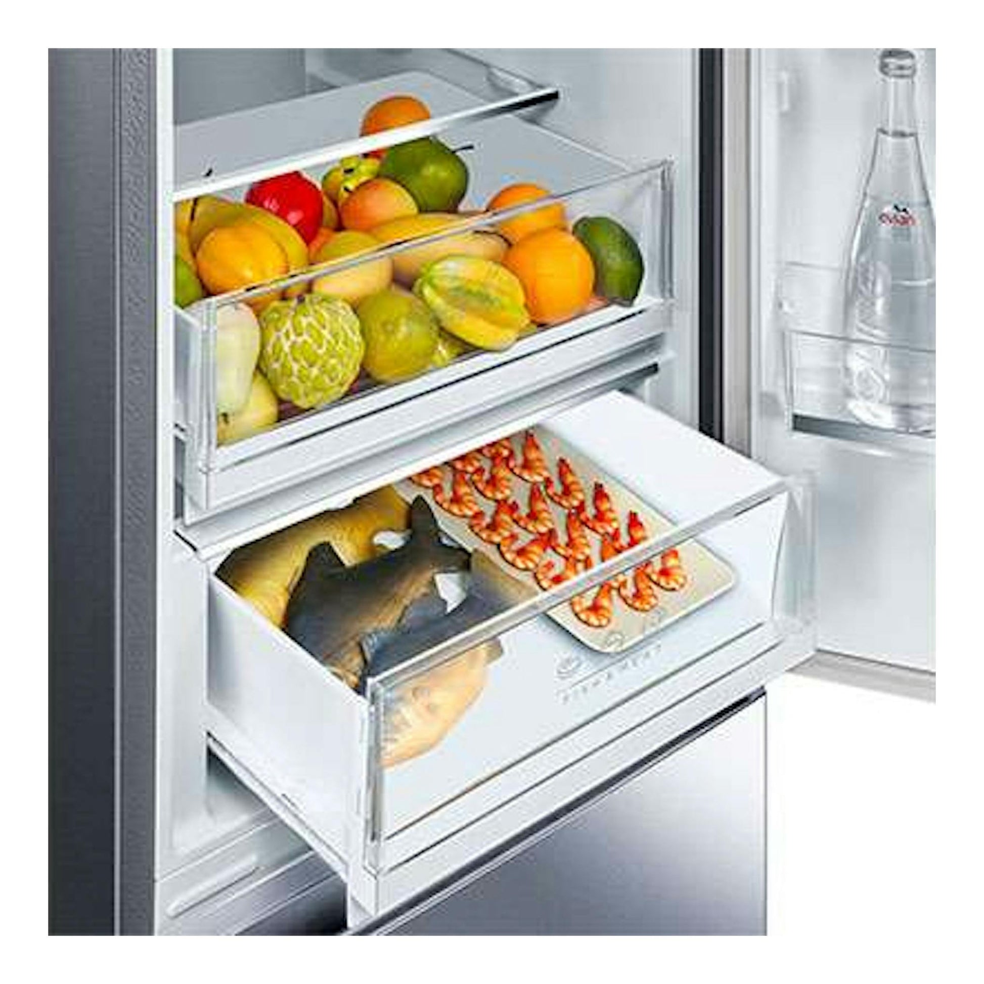 Interior de frigorífico Midea MDRB470MID02 con cajones transparentes, frutas y pescado.