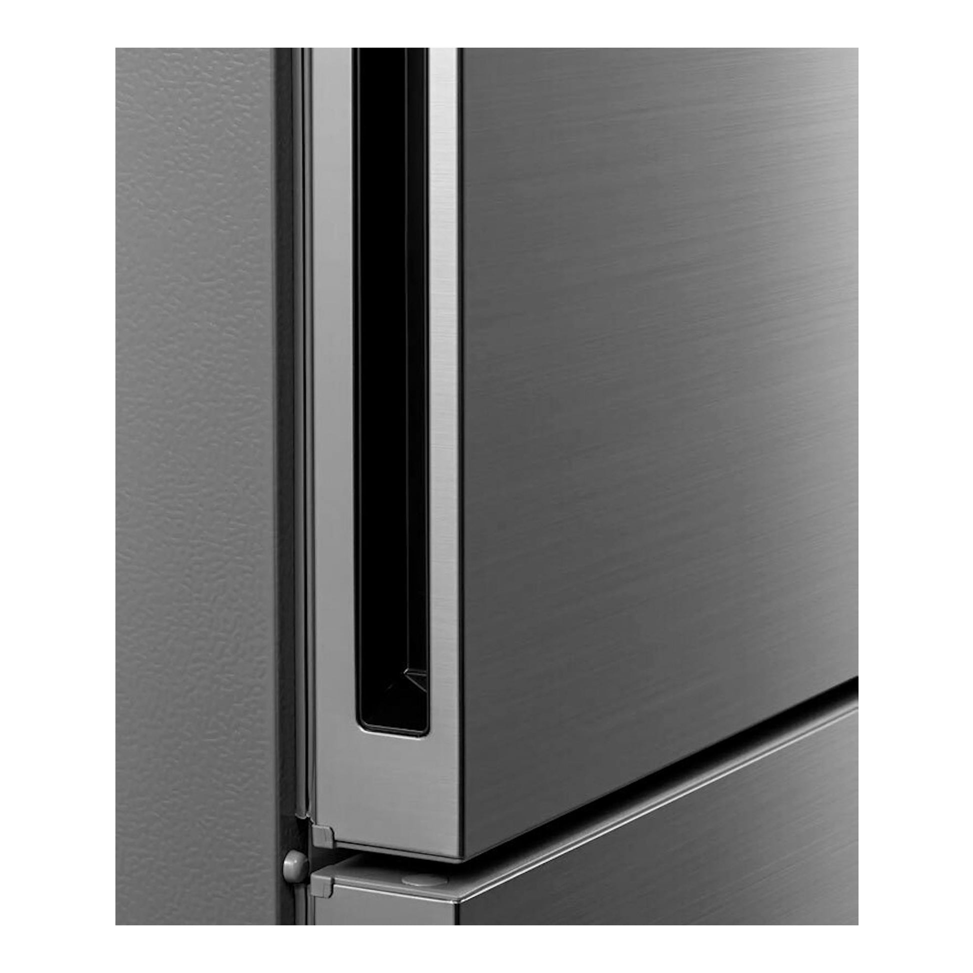 Frigorífico combi Midea MDRB548MME46 en acero inoxidable, detalle en primer plano de puerta y asa negra.