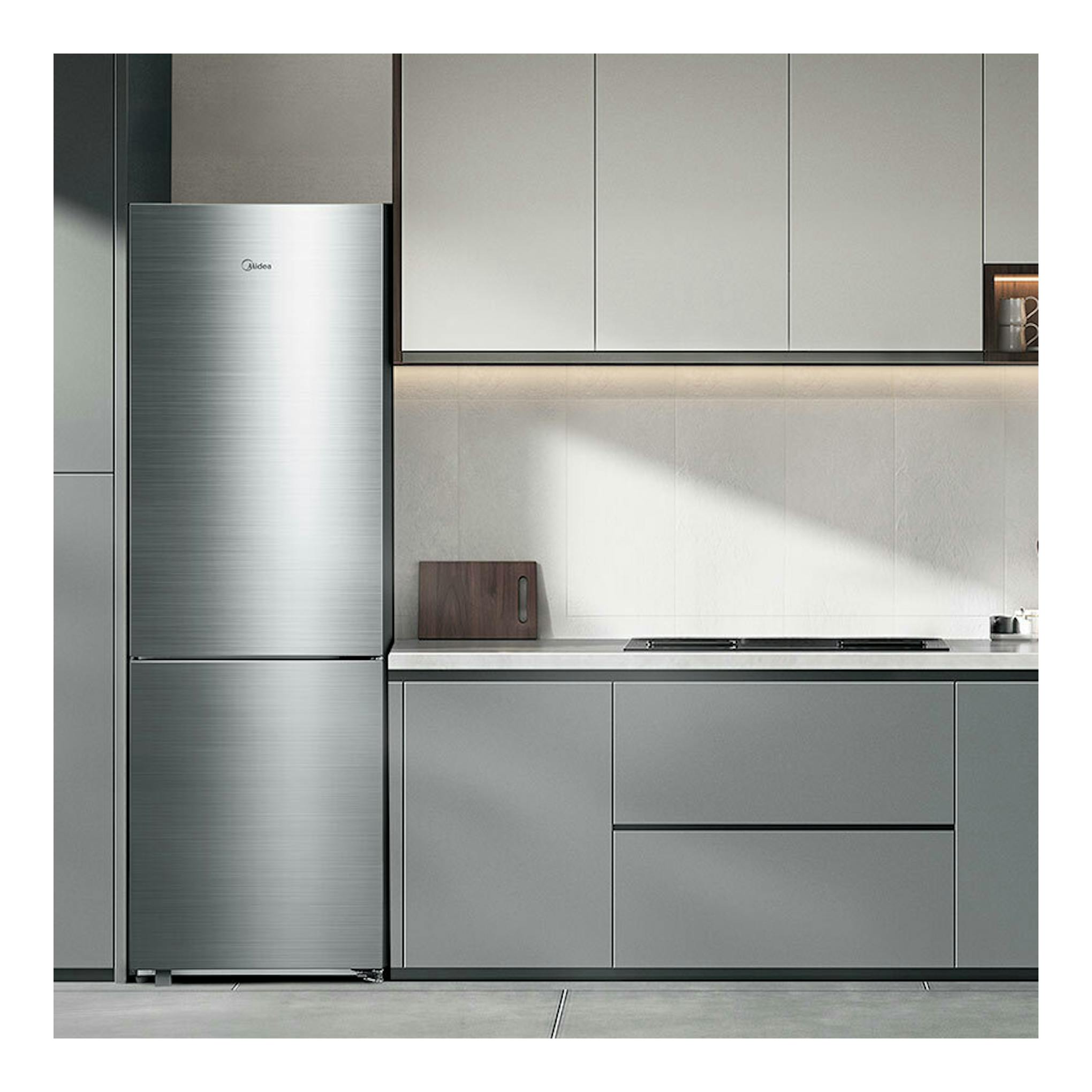 Frigorífico combi Midea MDRB548MME46 inox, vista frontal, acabado plateado, en cocina moderna.