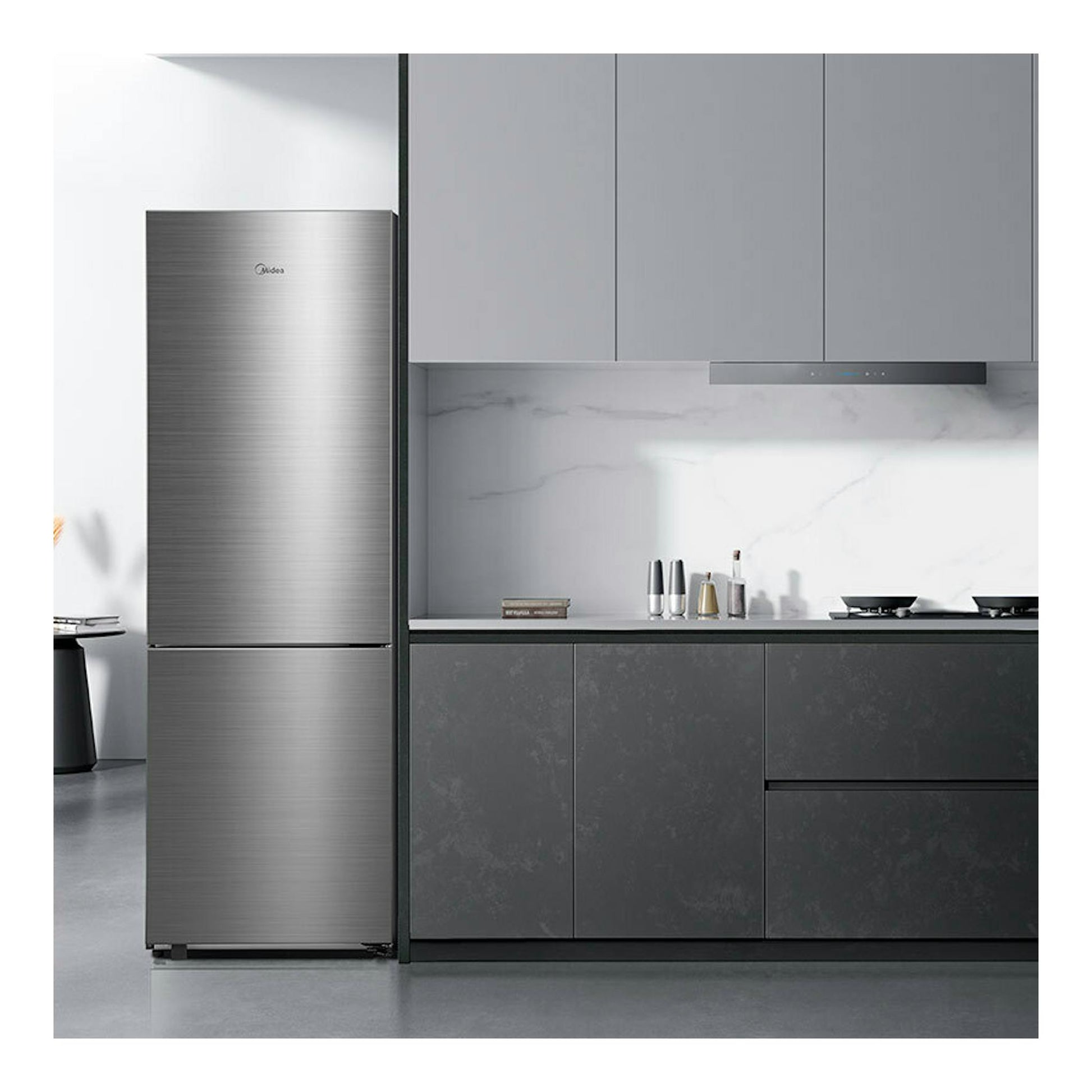Frigorífico combi Midea MDRB548MME46 inox, vista frontal en cocina moderna.