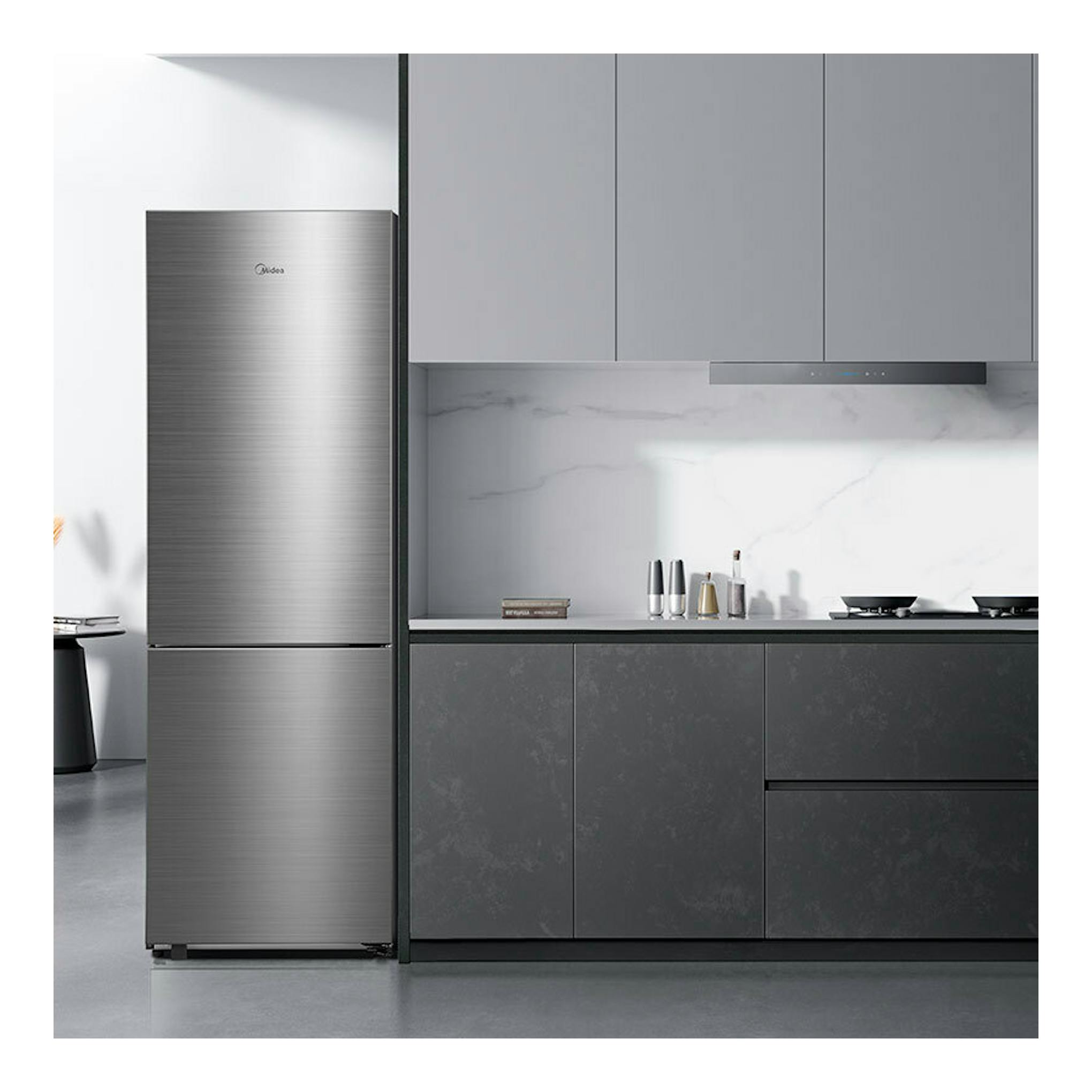 Frigorífico combi Midea MDRB548MME46 inox, vista frontal en cocina moderna.