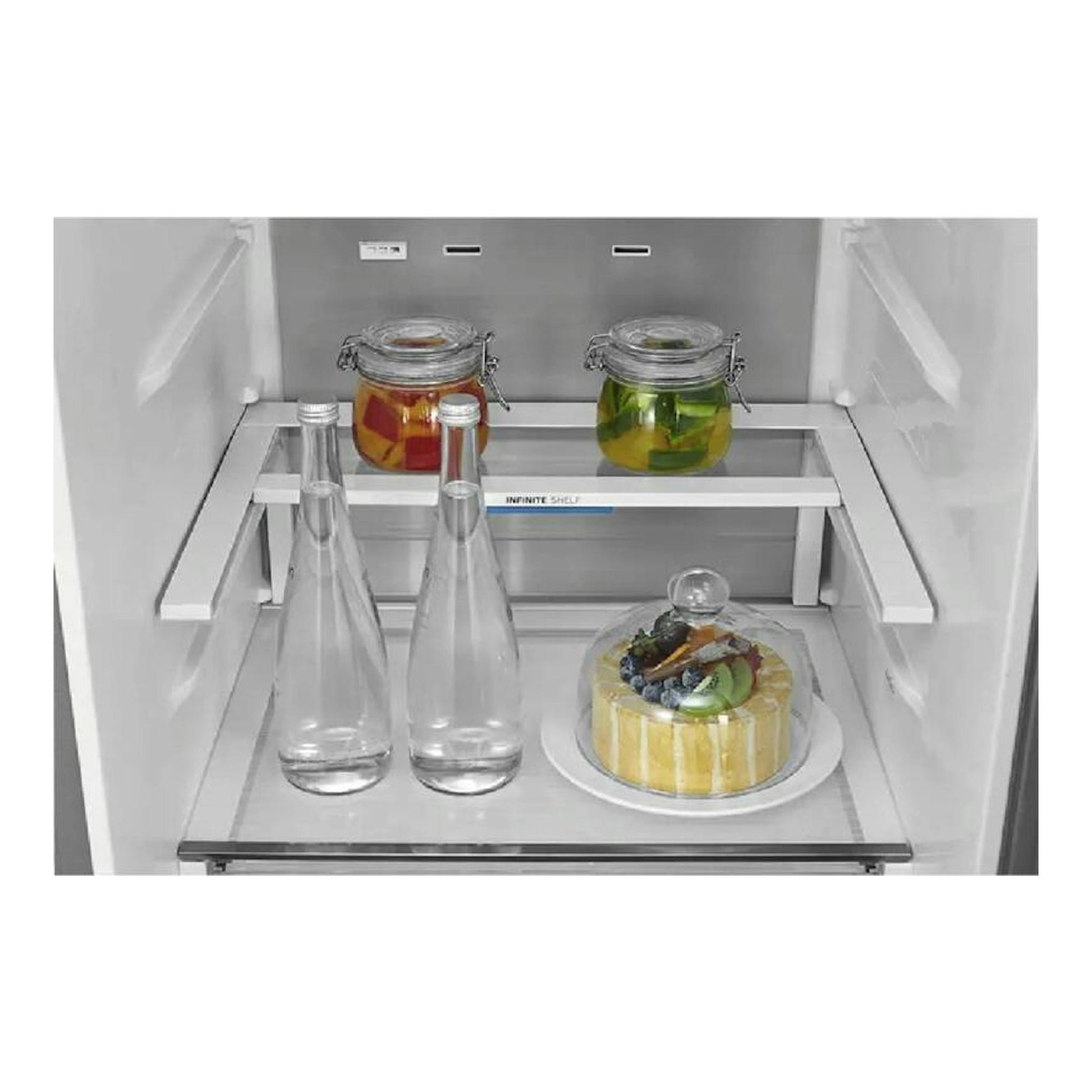 Vista frontal del interior de un frigorífico Midea MDRB600MIC46P en inox, con estantes y recipientes de vidrio.
