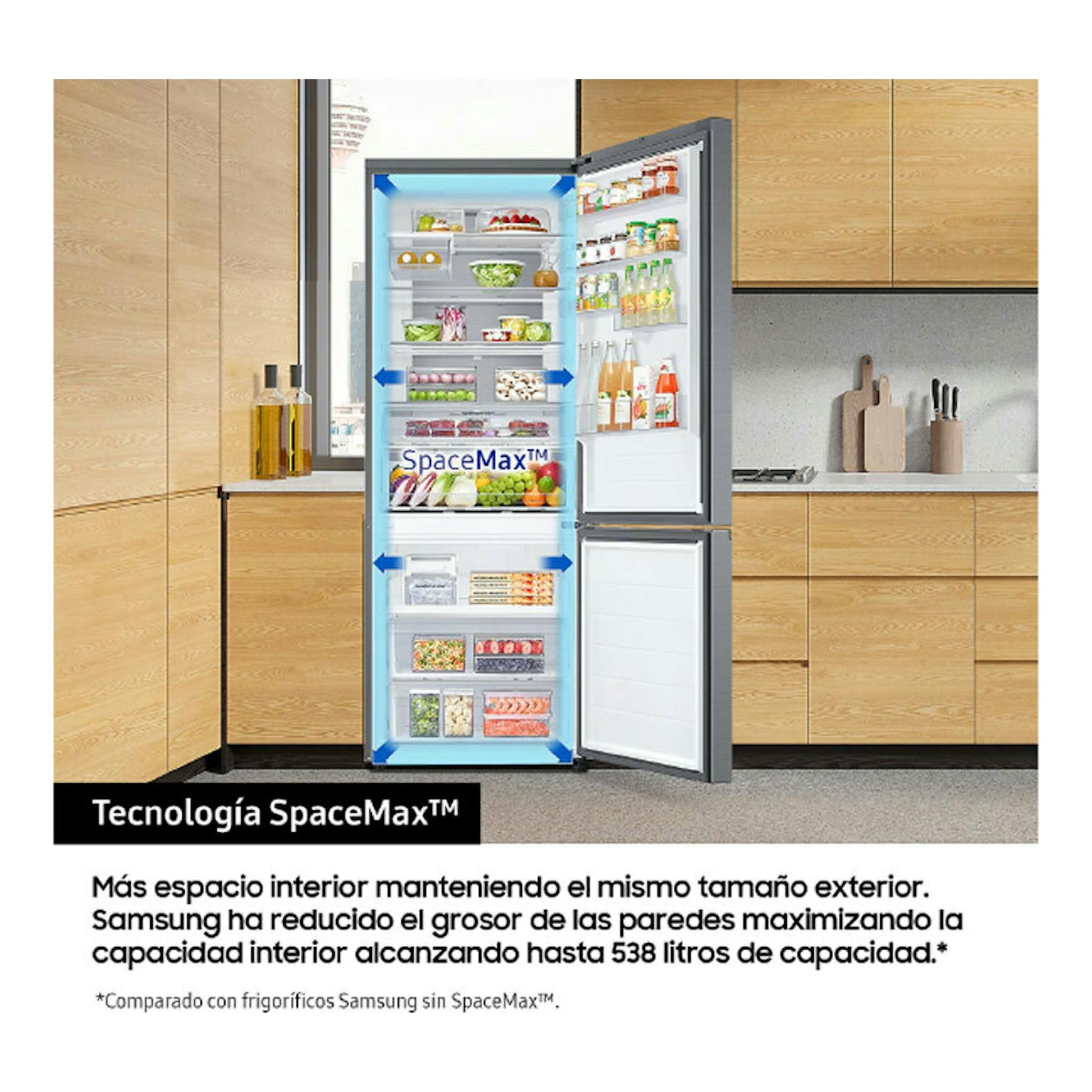 Frigorífico combi Samsung RB53DG703CS9EF inox, vista frontal con las puertas abiertas en una cocina.