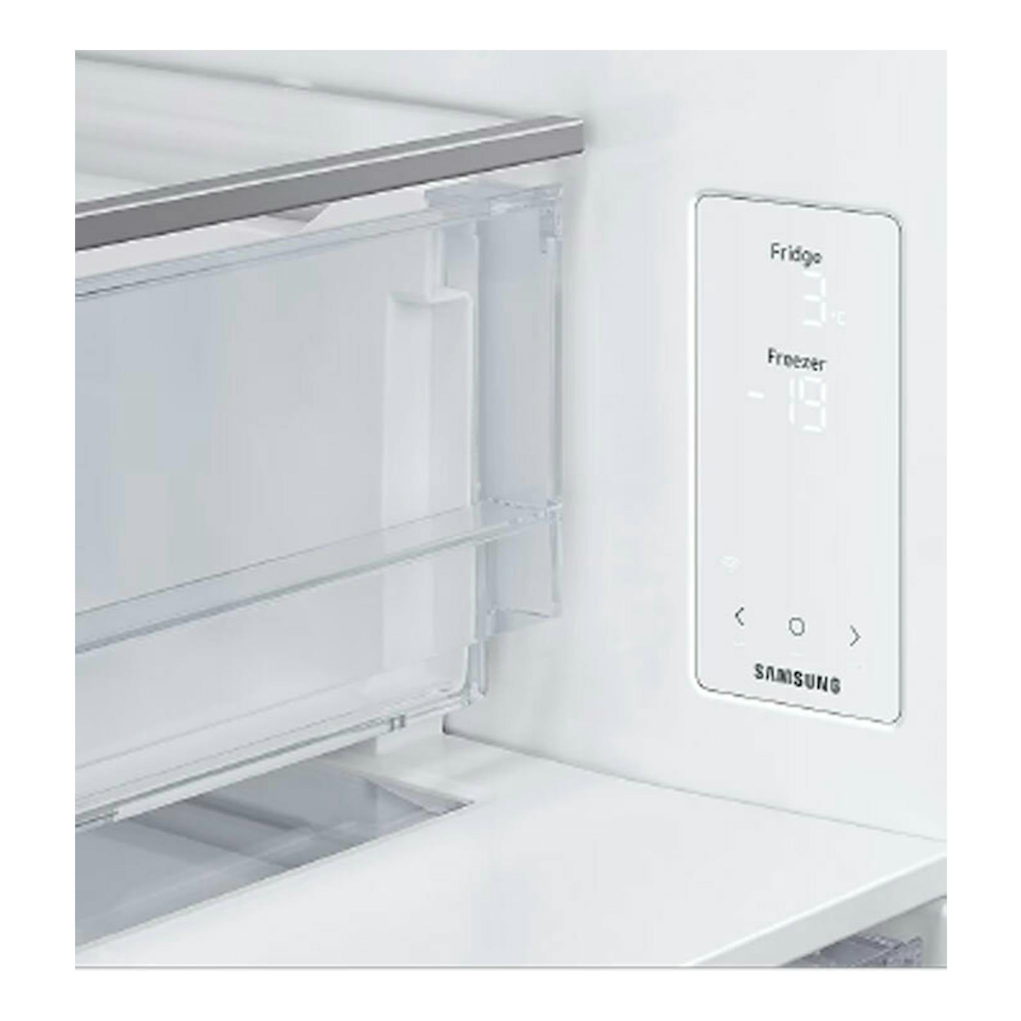 Interior de frigorífico Samsung RB53DG706AS9EF inox, primer plano del panel digital en la puerta.