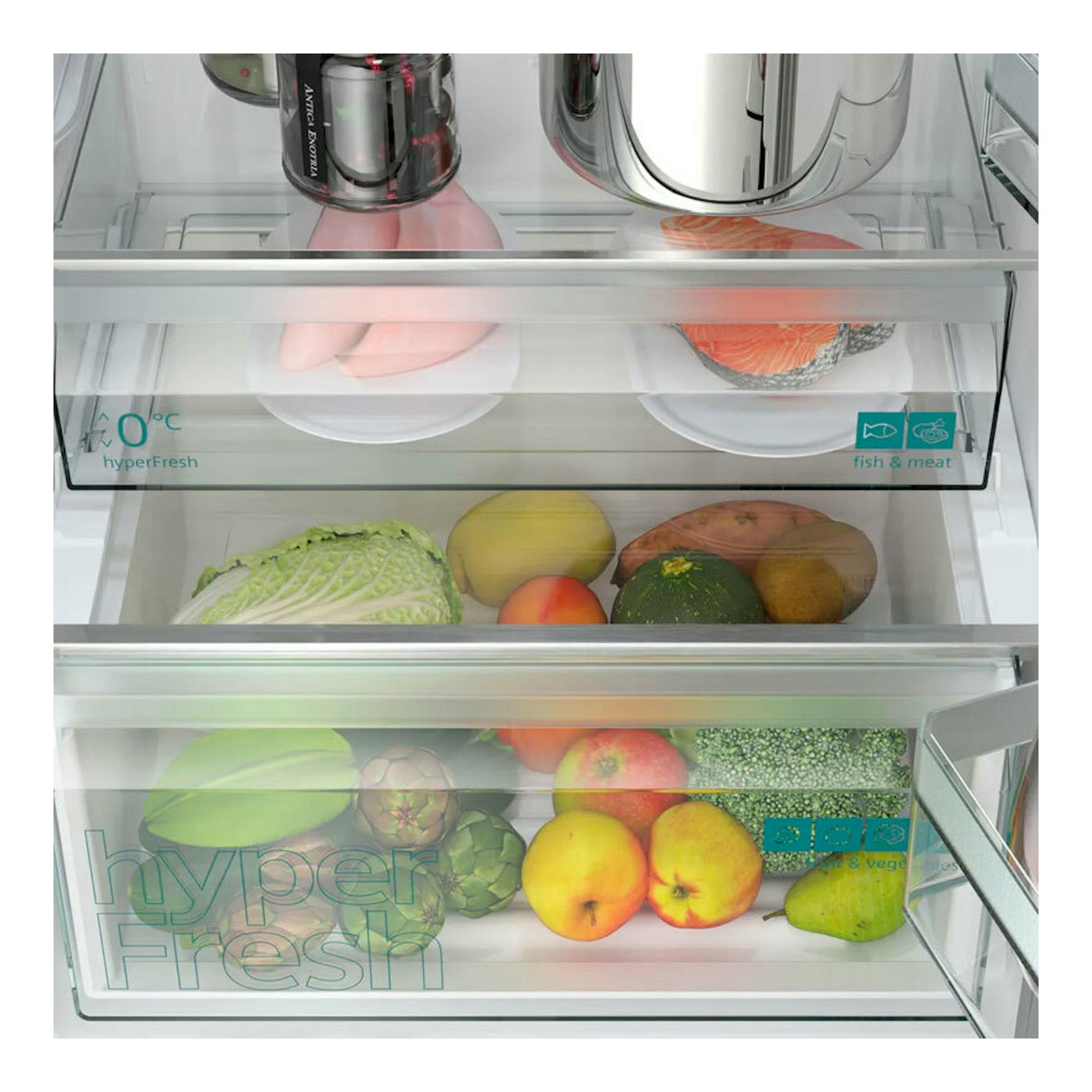 Interior de un frigorífico combi Siemens KG36N2ICF Inox, con cajones transparentes y frutas y verduras.