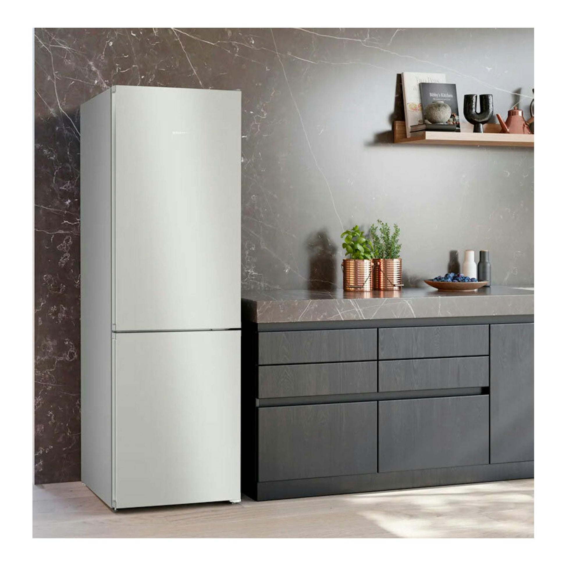 Frigorífico combi Siemens KG36N2ICF inox, vista frontal en cocina moderna.