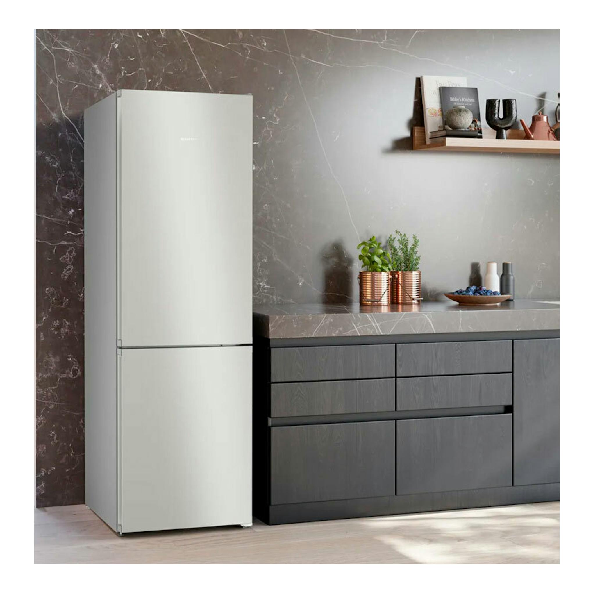 Frigorífico combi Siemens KG36N2ICF inox, vista frontal en cocina moderna.