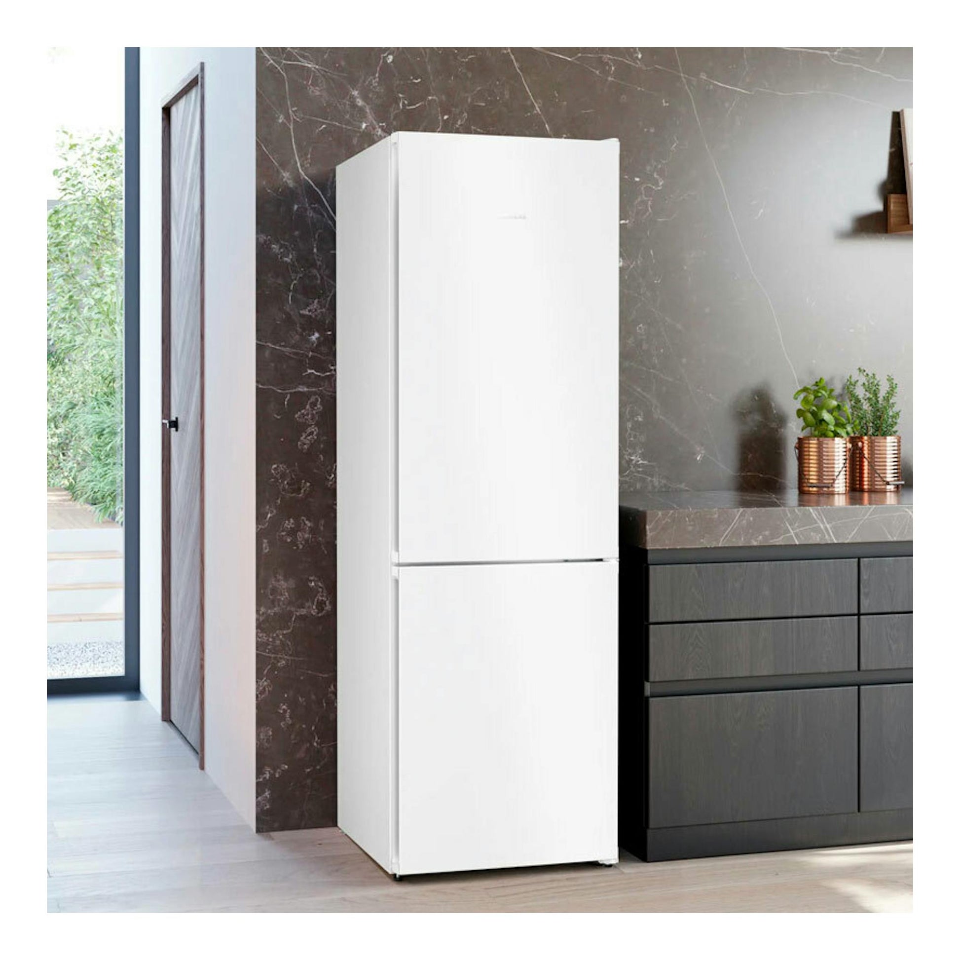 Frigorífico combi Siemens KG36N2WCF blanco, vista frontal en una cocina moderna.