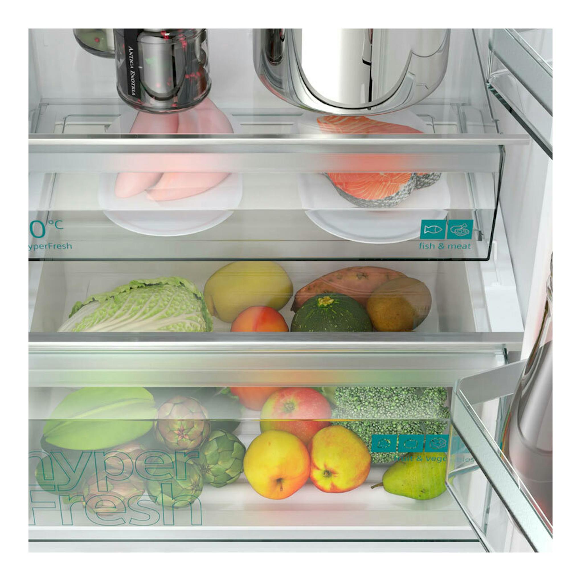 Interior de frigorífico combi Siemens KG36N2WCF blanco, con cajones transparentes y frutas y verduras.