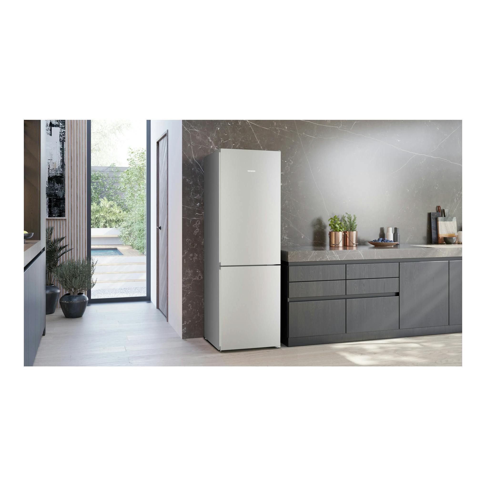Frigorífico combi Siemens KG36NVIDG inox, vista frontal ligeramente lateral en cocina moderna.