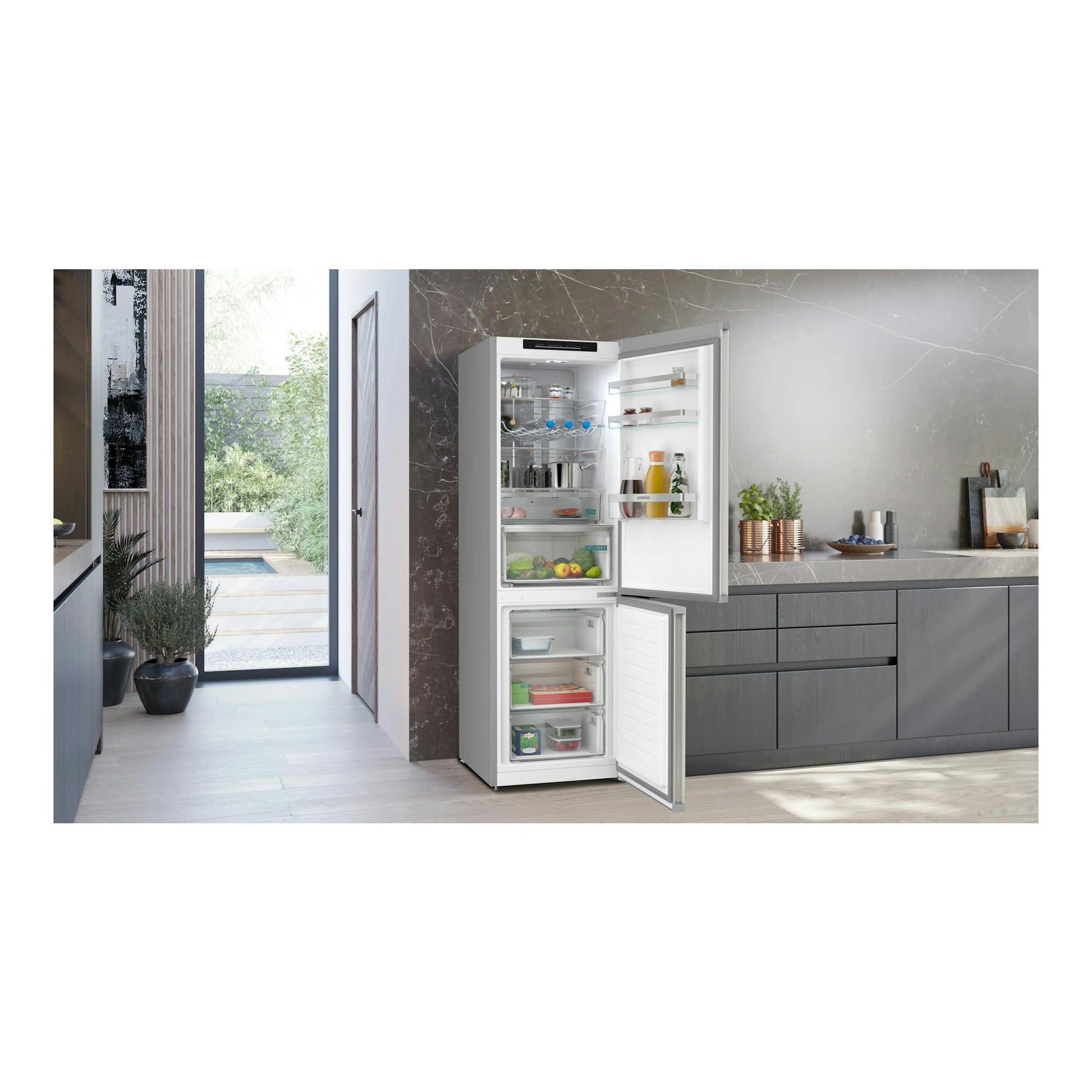 Frigorífico combi Siemens KG36NVIDG inox, vista frontal con puertas abiertas en una cocina moderna.