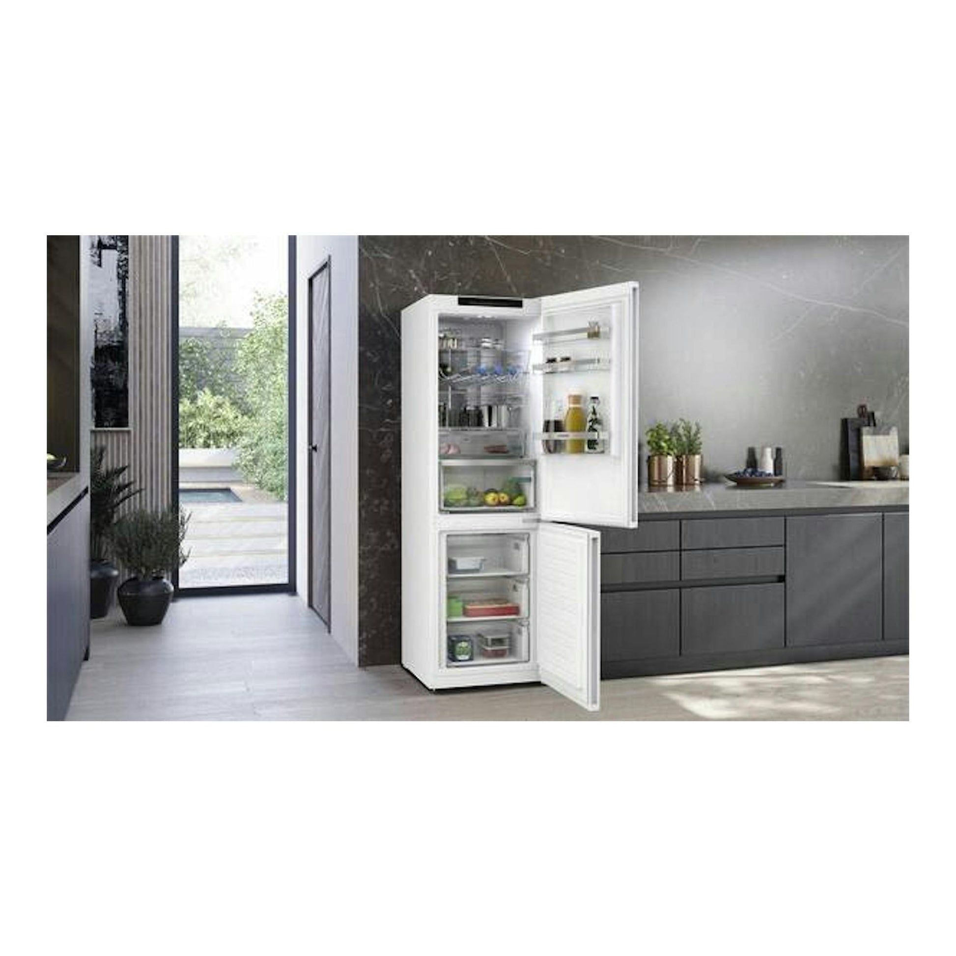 Frigorífico combi Siemens KG36NVWCG blanco, vista frontal con puertas abiertas en una cocina moderna.