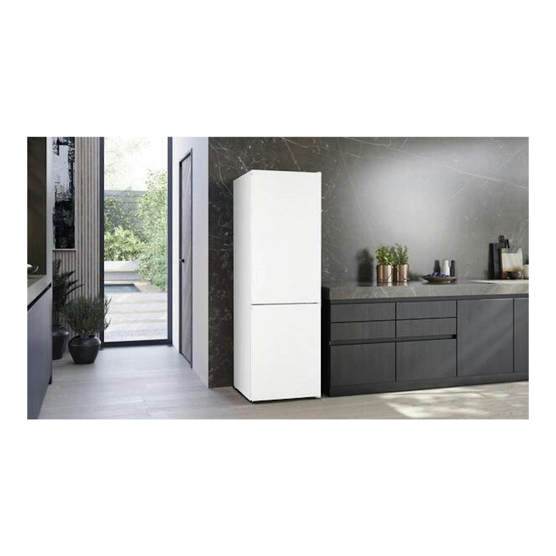 Frigorífico combi Siemens KG36NVWCG blanco, vista frontal, en una cocina moderna.