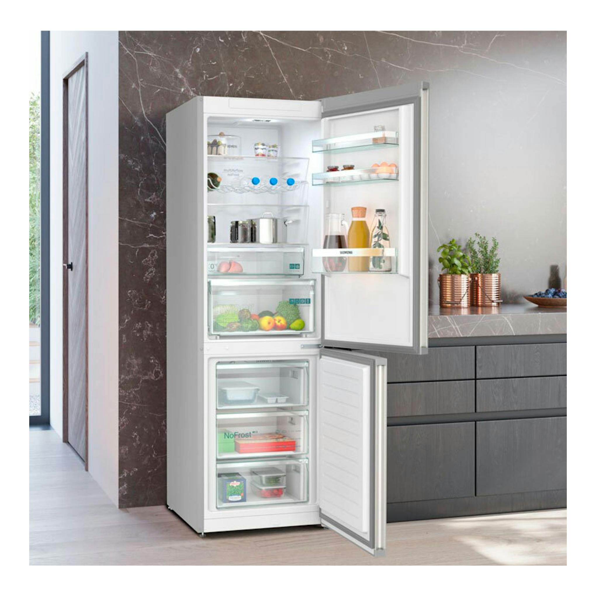 Frigorífico combi Siemens KG36NXIDF inox, vista frontal con puertas abiertas en cocina moderna.