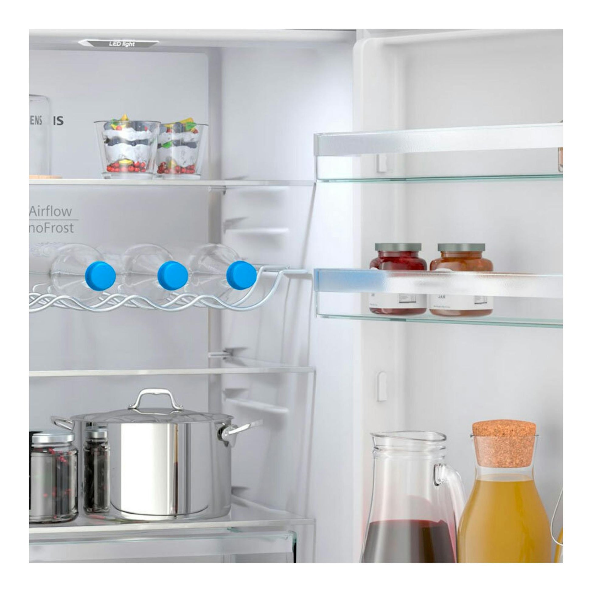 Interior de frigorífico Siemens KG36NXWDF blanco, vista frontal con estantes de cristal y alimentos.