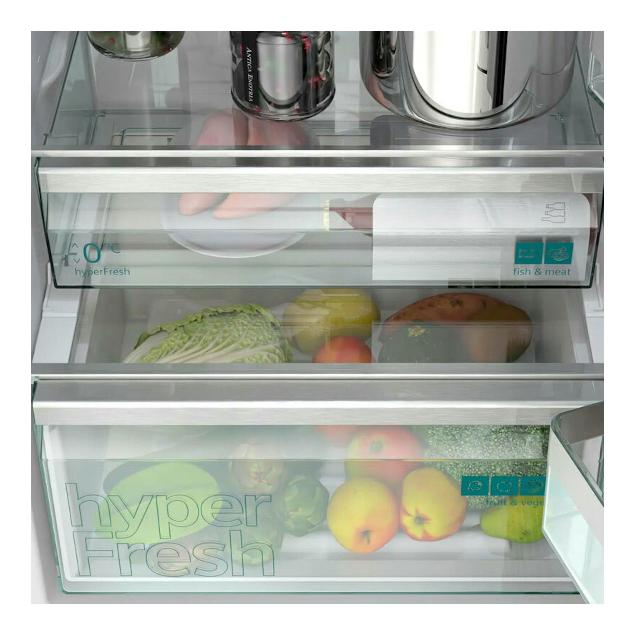 Interior del frigorífico Siemens KG39N4X1F, vista frontal, con cajones hyperFresh y frutas y verduras.
