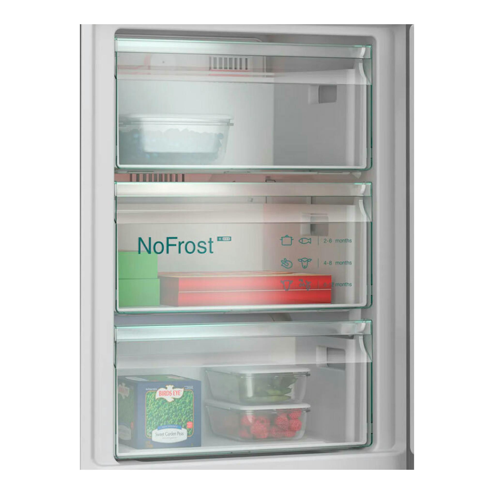 Interior de congelador NoFrost de un frigorífico combi Siemens KG39N4X1F, con cajones transparentes, vista frontal.