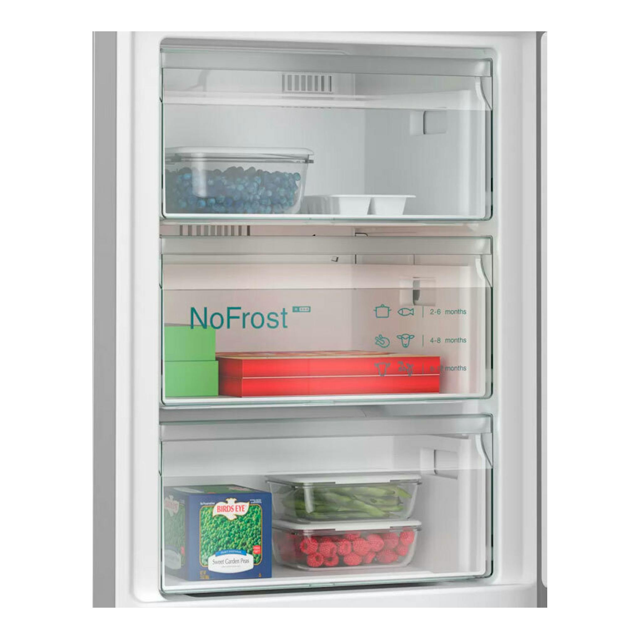 Vista frontal del interior de un frigorífico combi Siemens KG39NAIBT inox, con cajones NoFrost y alimentos.