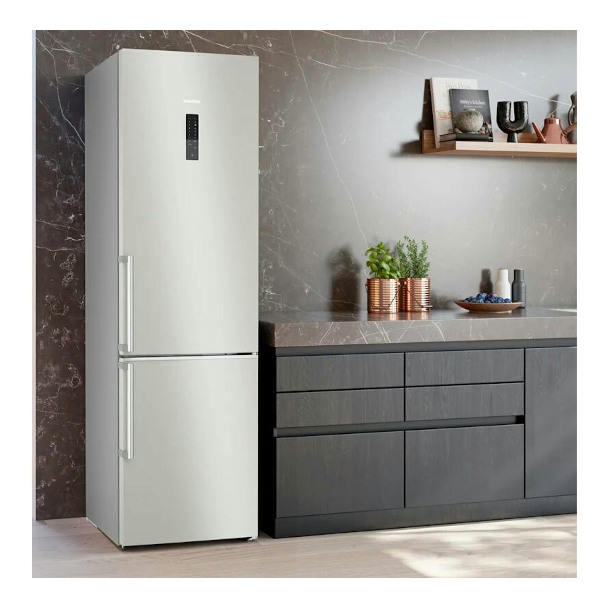 Frigorífico combi Siemens KG39NAIBT inox, vista frontal, con dos puertas y tiradores verticales.