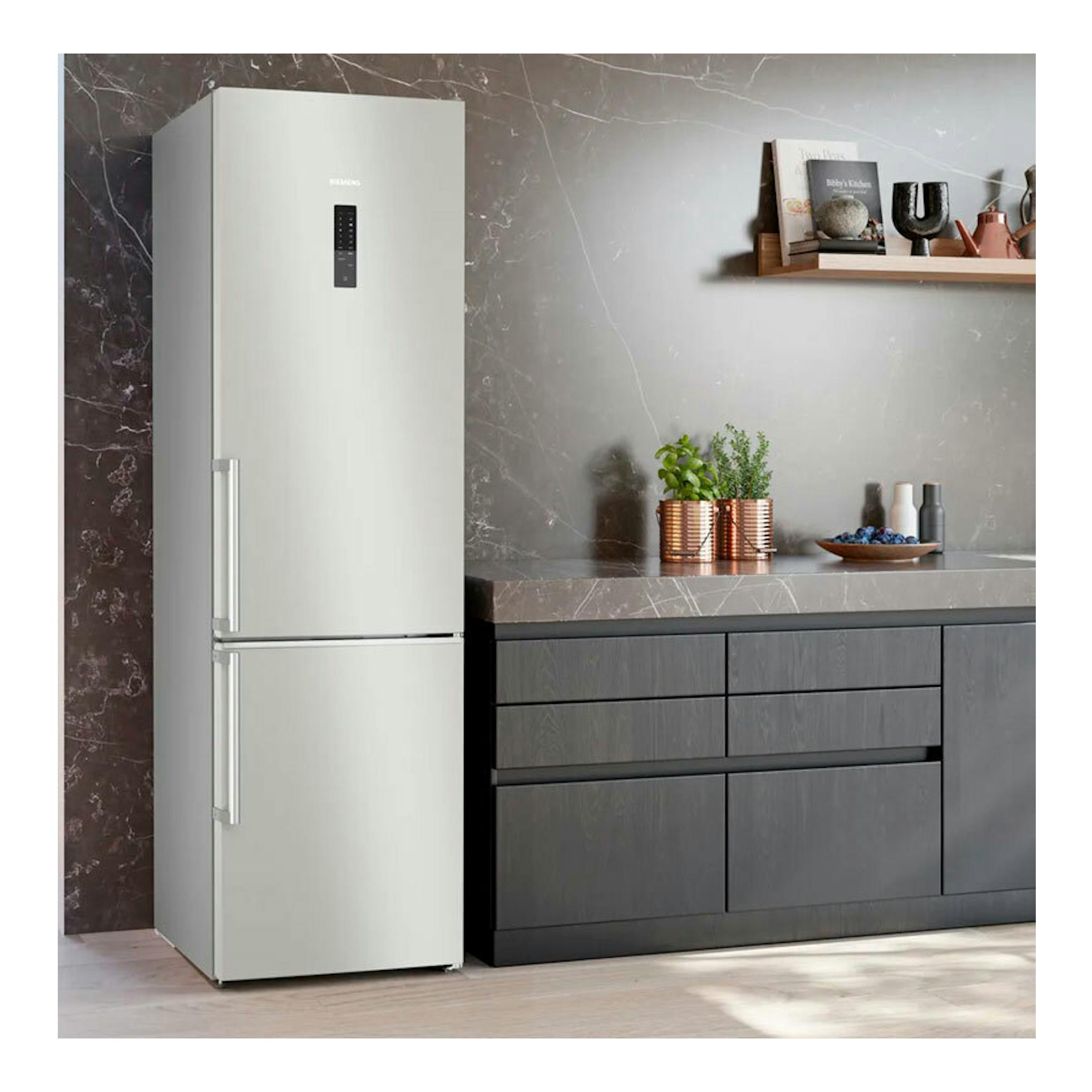 Frigorífico combi Siemens KG39NAIBT inox, vista frontal, con dos puertas y tiradores verticales.