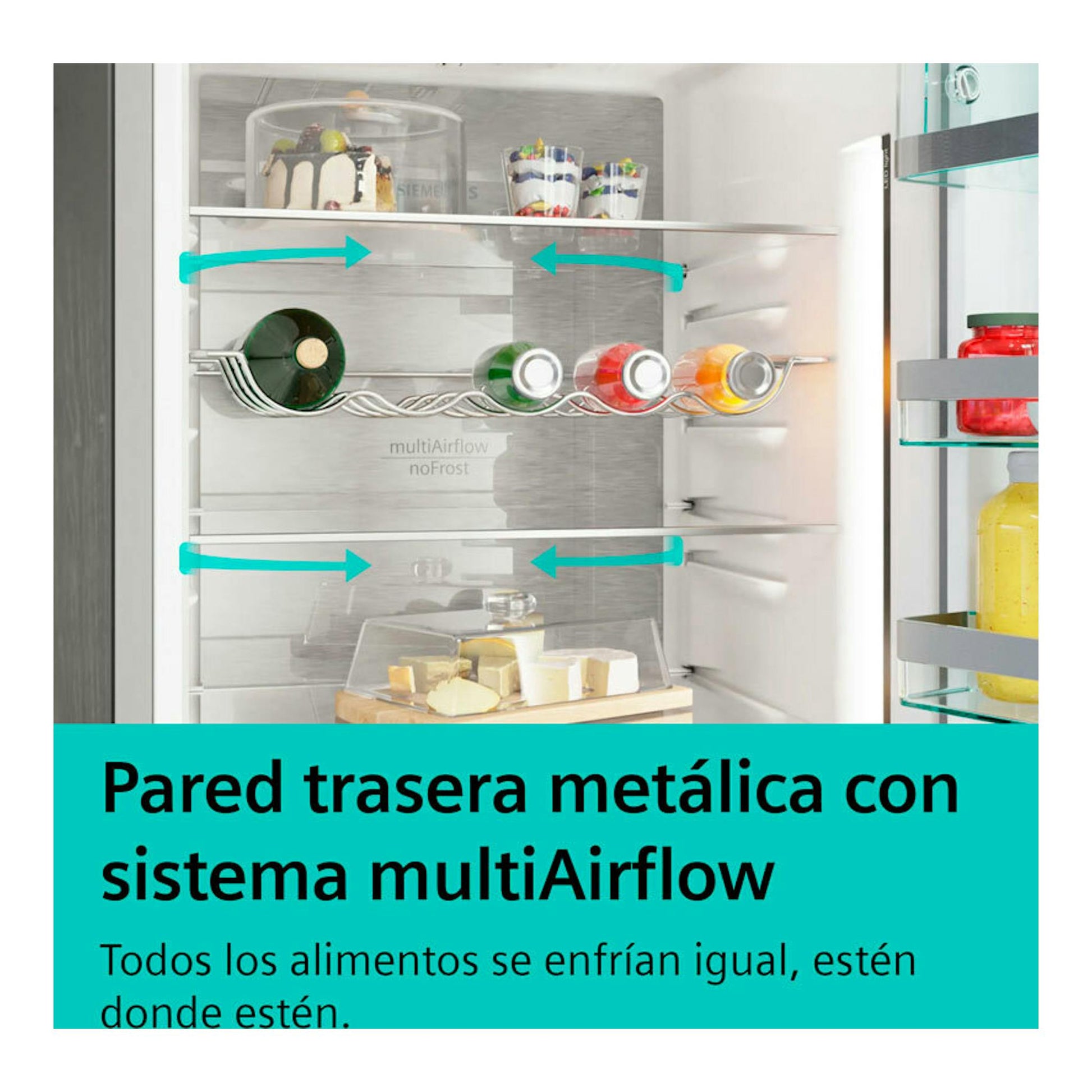 Interior de frigorífico combi Siemens KG39NAIBT inox, con pared trasera metálica multiAirflow y alimentos en estantes.