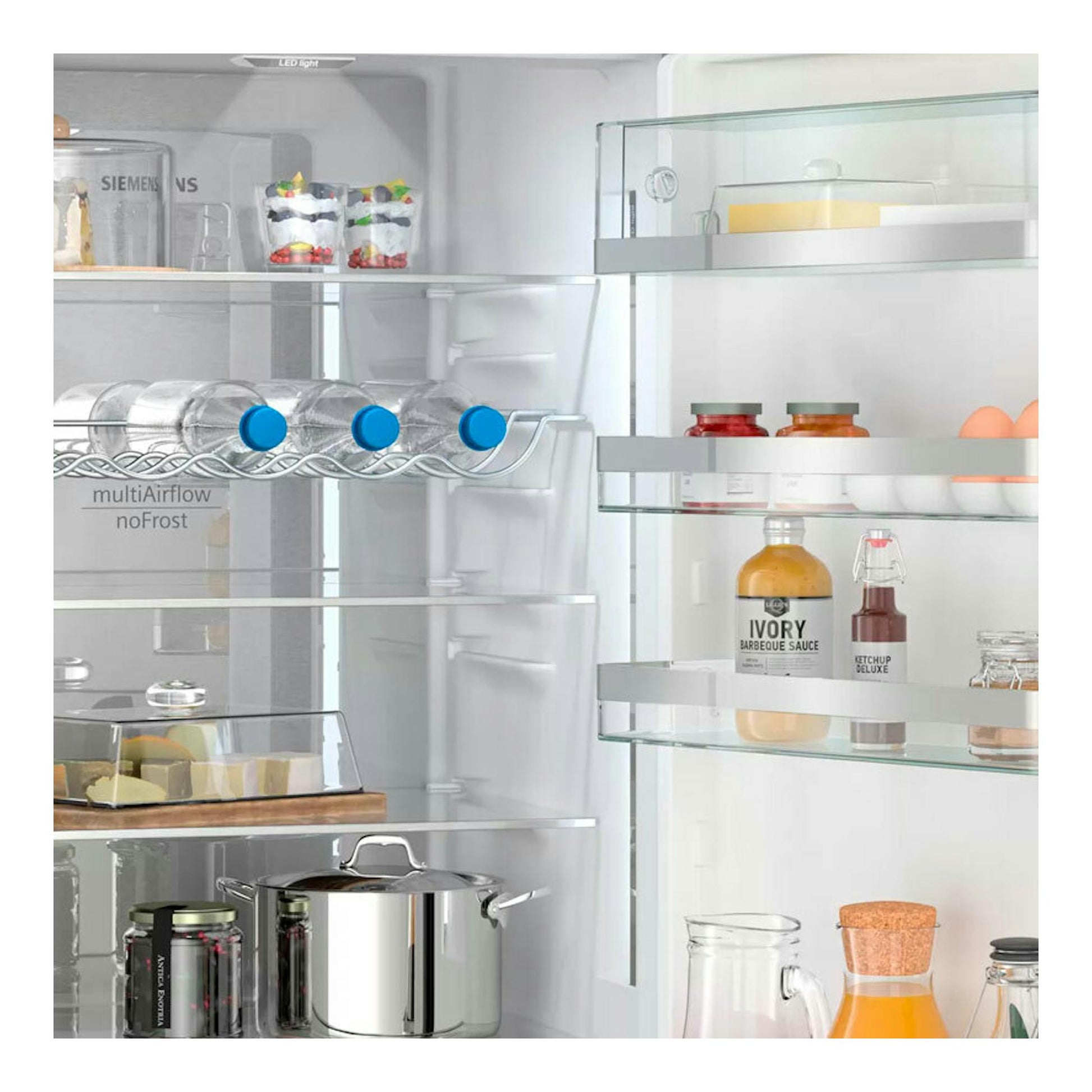 Interior de frigorífico Siemens KG39NAXCF, vista frontal, con estantes de vidrio, tarros, botellas y huevos.