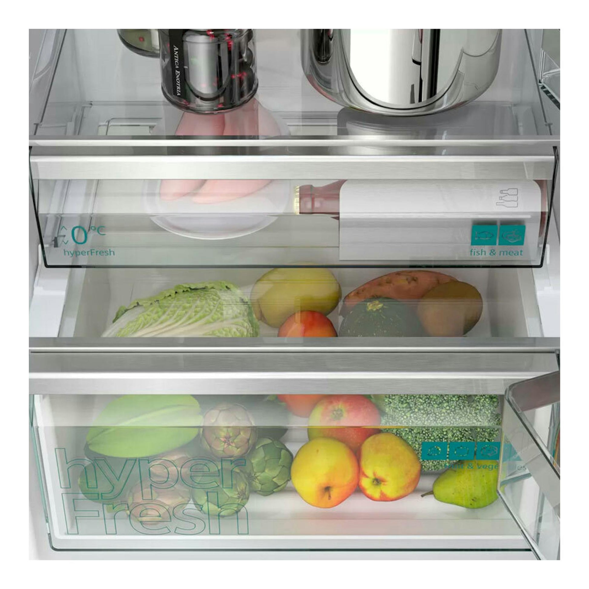 Interior de frigorífico combi Siemens KG39NAXCF negro, con cajones transparentes y frutas y verduras.