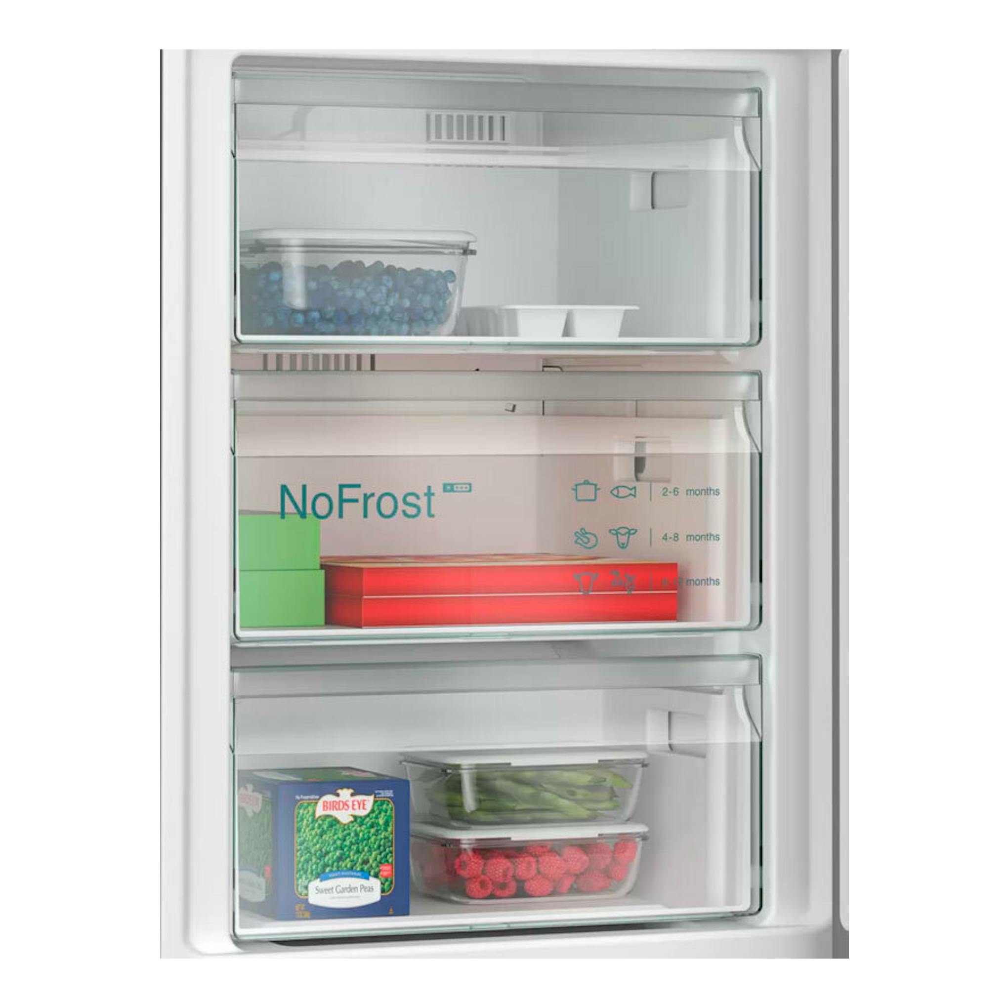 Frigorífico combi Siemens KG39NAXCF, interior del congelador abierto con cajones transparentes y alimentos.