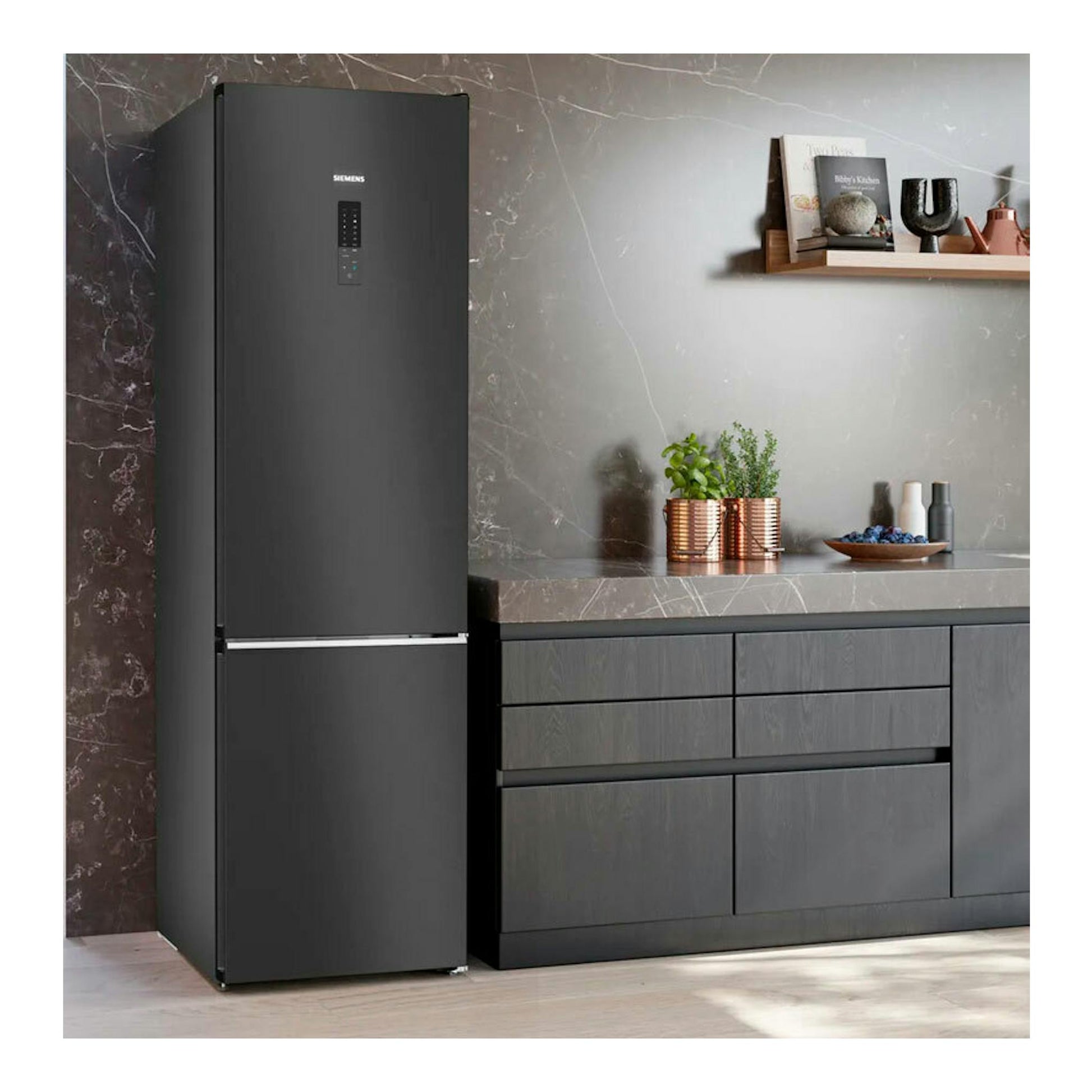 Frigorífico combi Siemens KG39NAXCF negro, vista frontal en cocina moderna.