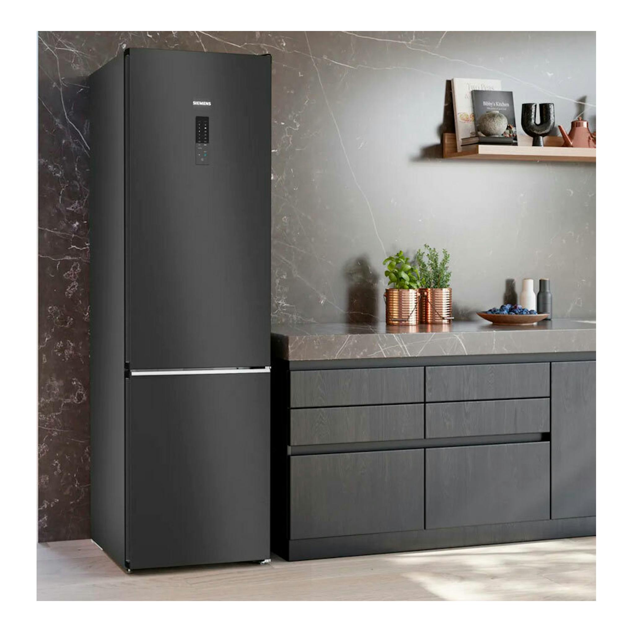 Frigorífico combi Siemens KG39NAXCF negro, vista frontal en cocina moderna.