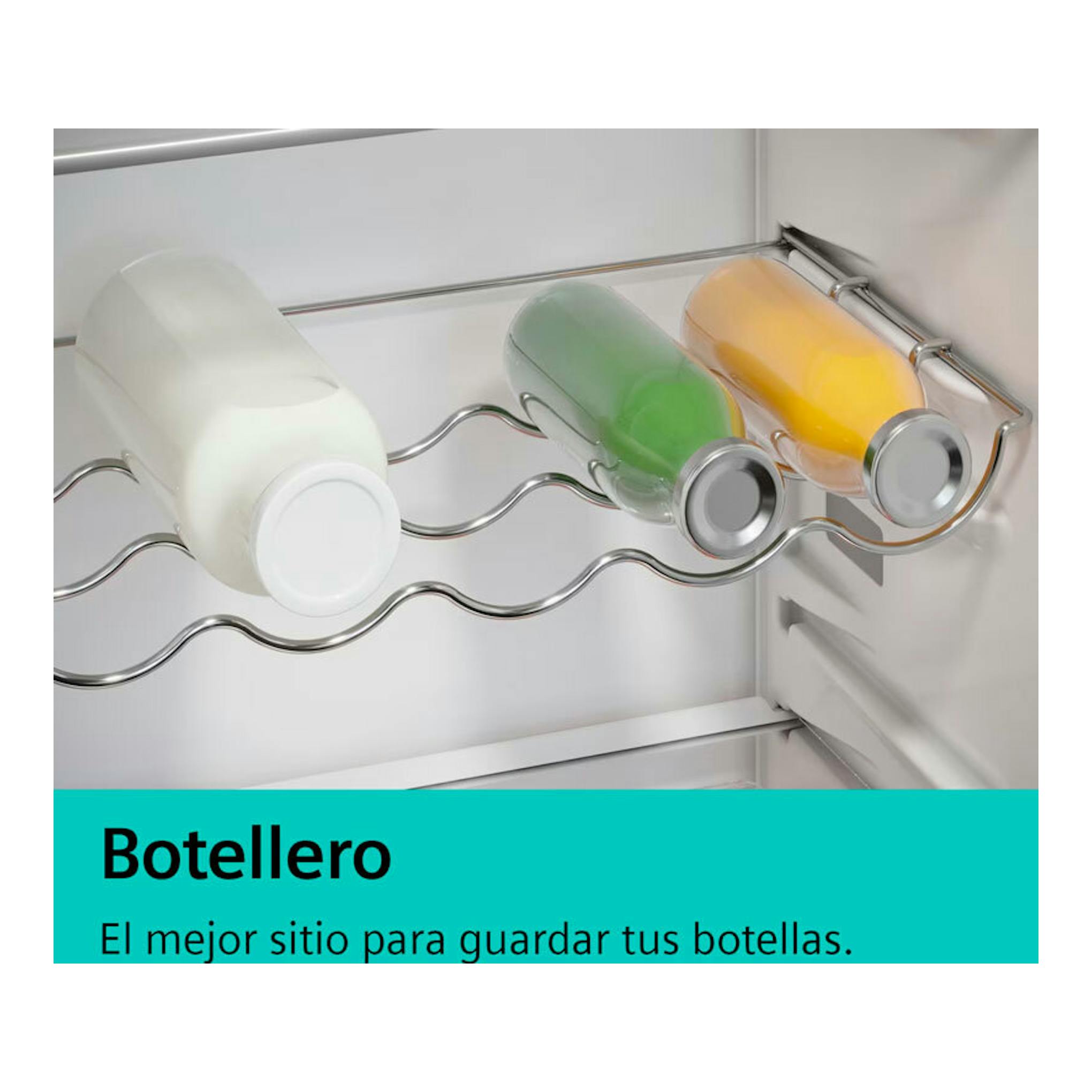 Interior de frigorífico Siemens KG39NSBBF con botellero cromado y tres botellas en horizontal.