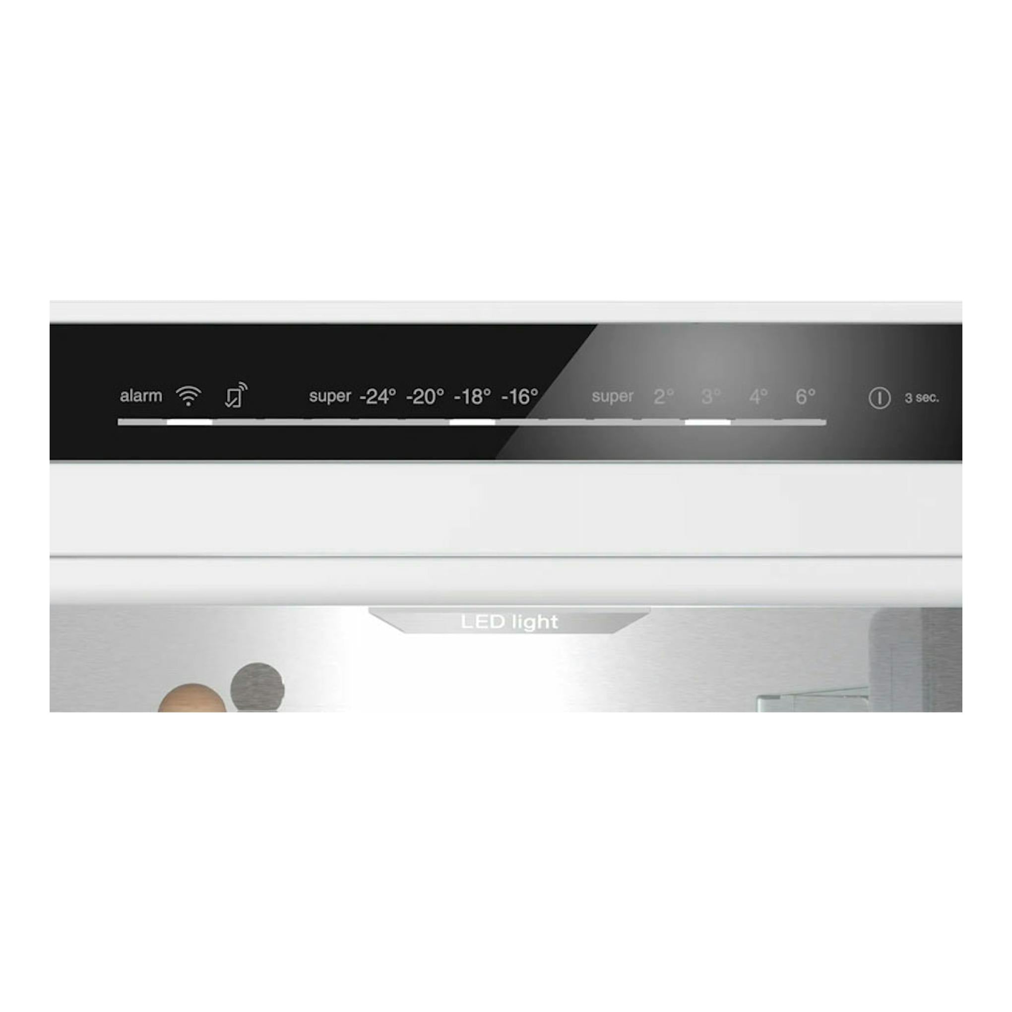 Frigorífico combi Siemens KG39NSBBF en cristal negro, vista frontal parcial con panel táctil y LED.