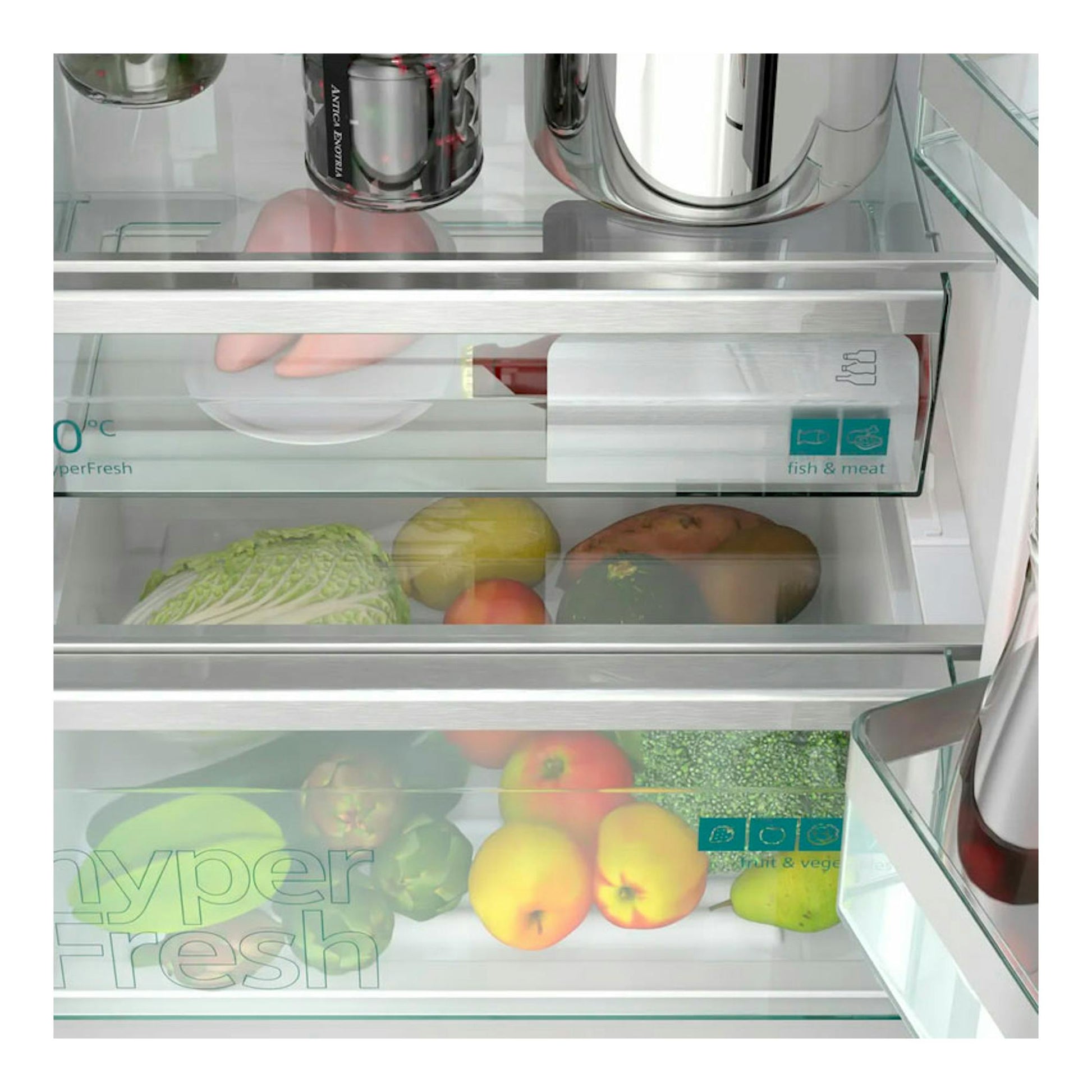 Interior frontal de un frigorífico combi Siemens KG39NSBBF, con baldas de cristal y frutas y verduras.