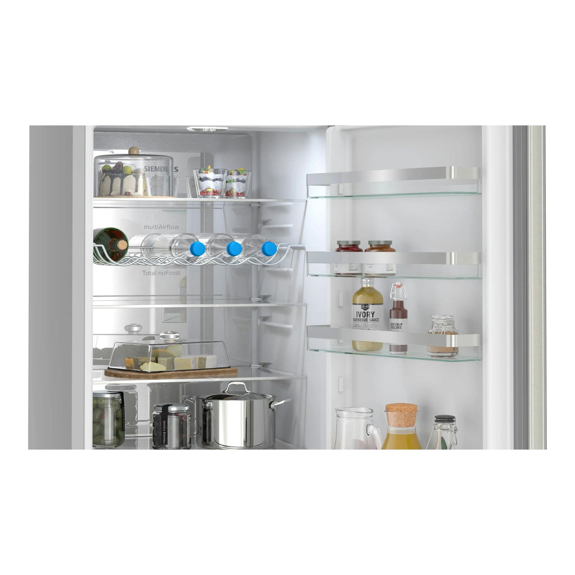 Vista interior frontal de frigorífico combi Siemens KG39NVIBG, blanco, con estantes de cristal y alimentos.