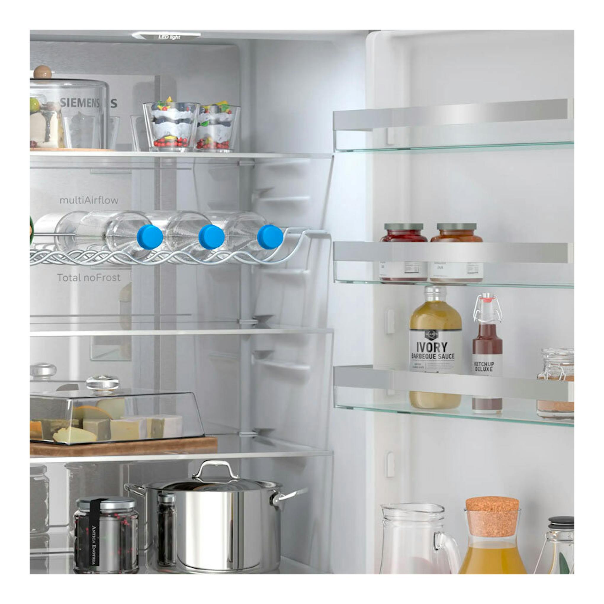 Interior de frigorífico combi Siemens KG39NVICV Inox, vista frontal, con estantes de vidrio y alimentos.